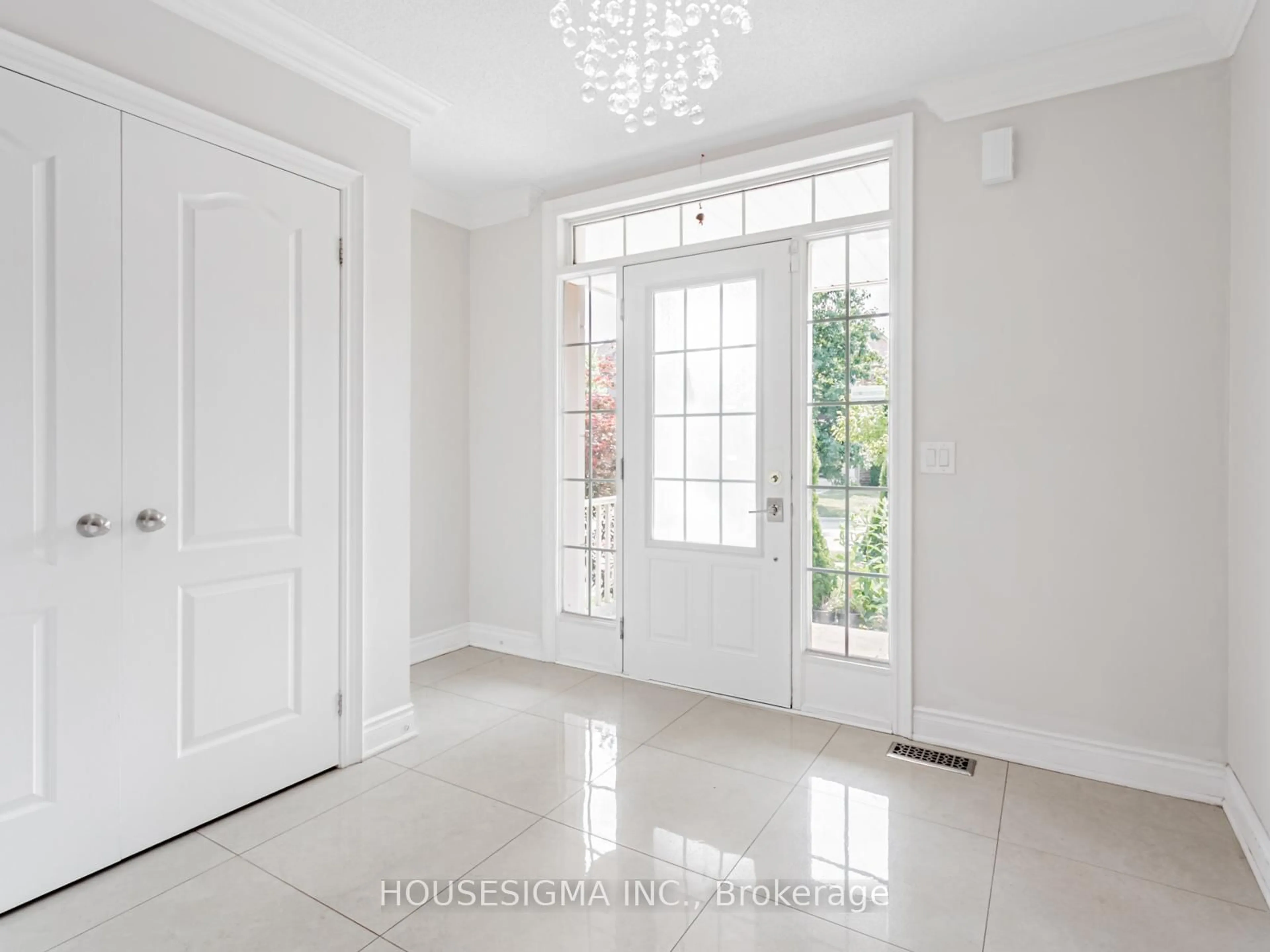 Indoor foyer for 12 Bear Run Rd, Brampton Ontario L6X 2Y9