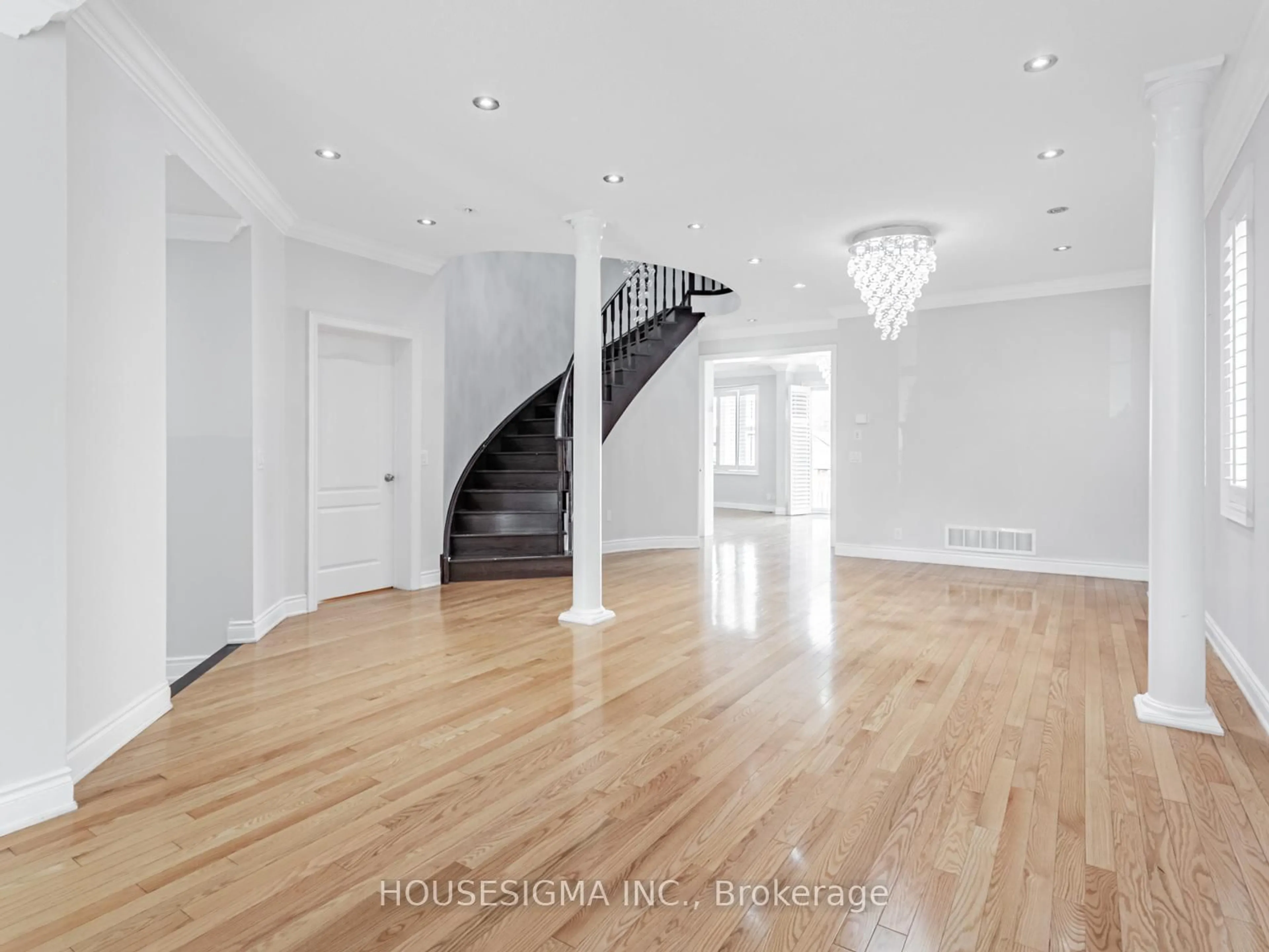 Indoor foyer for 12 Bear Run Rd, Brampton Ontario L6X 2Y9