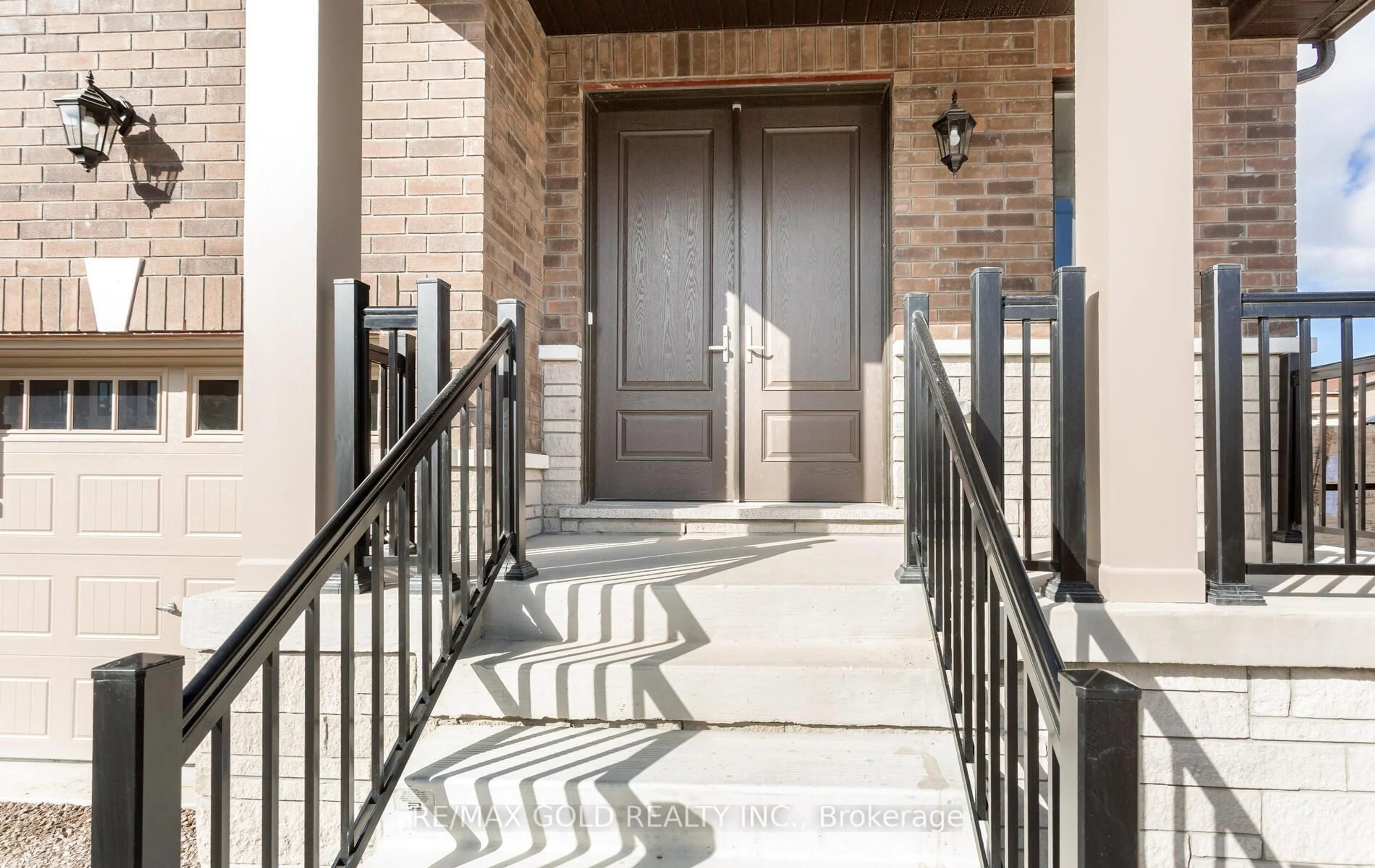 Indoor entryway for 8 Boswell Dr, Brampton Ontario L6P 4R7