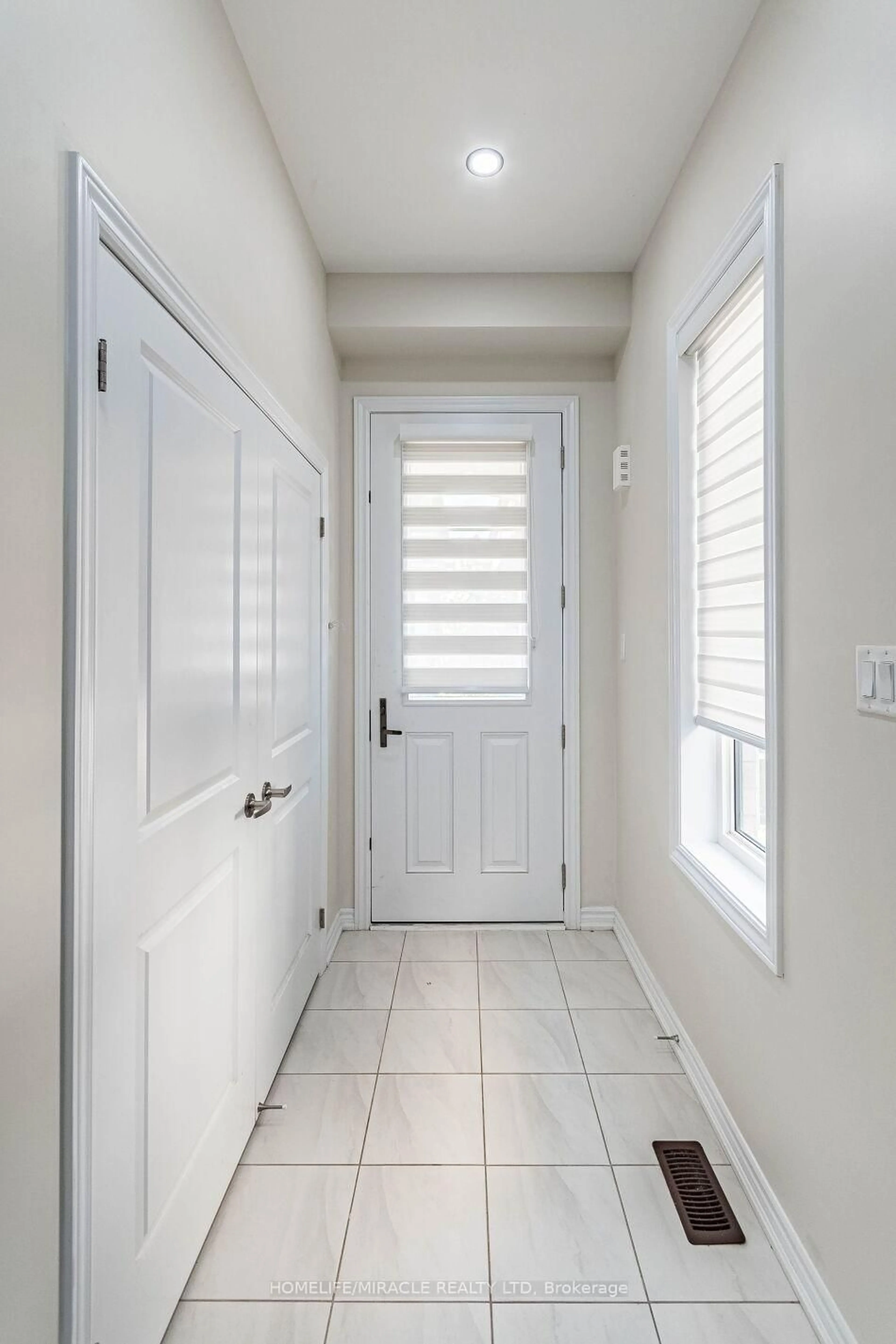 Indoor entryway for 1416 Oakmont Common, Burlington Ontario L7P 0V8