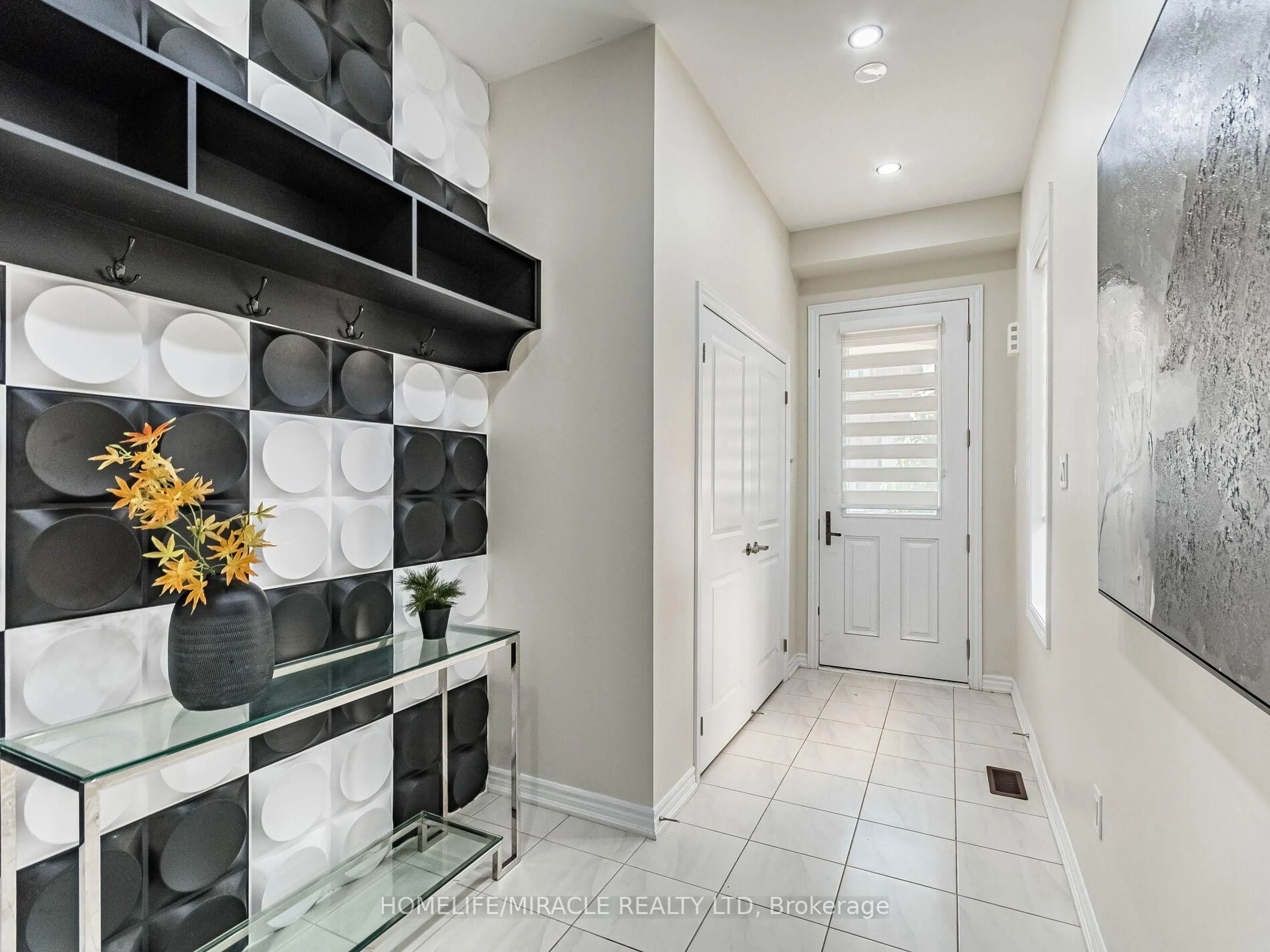 Indoor entryway for 1416 Oakmont Common, Burlington Ontario L7P 0V8