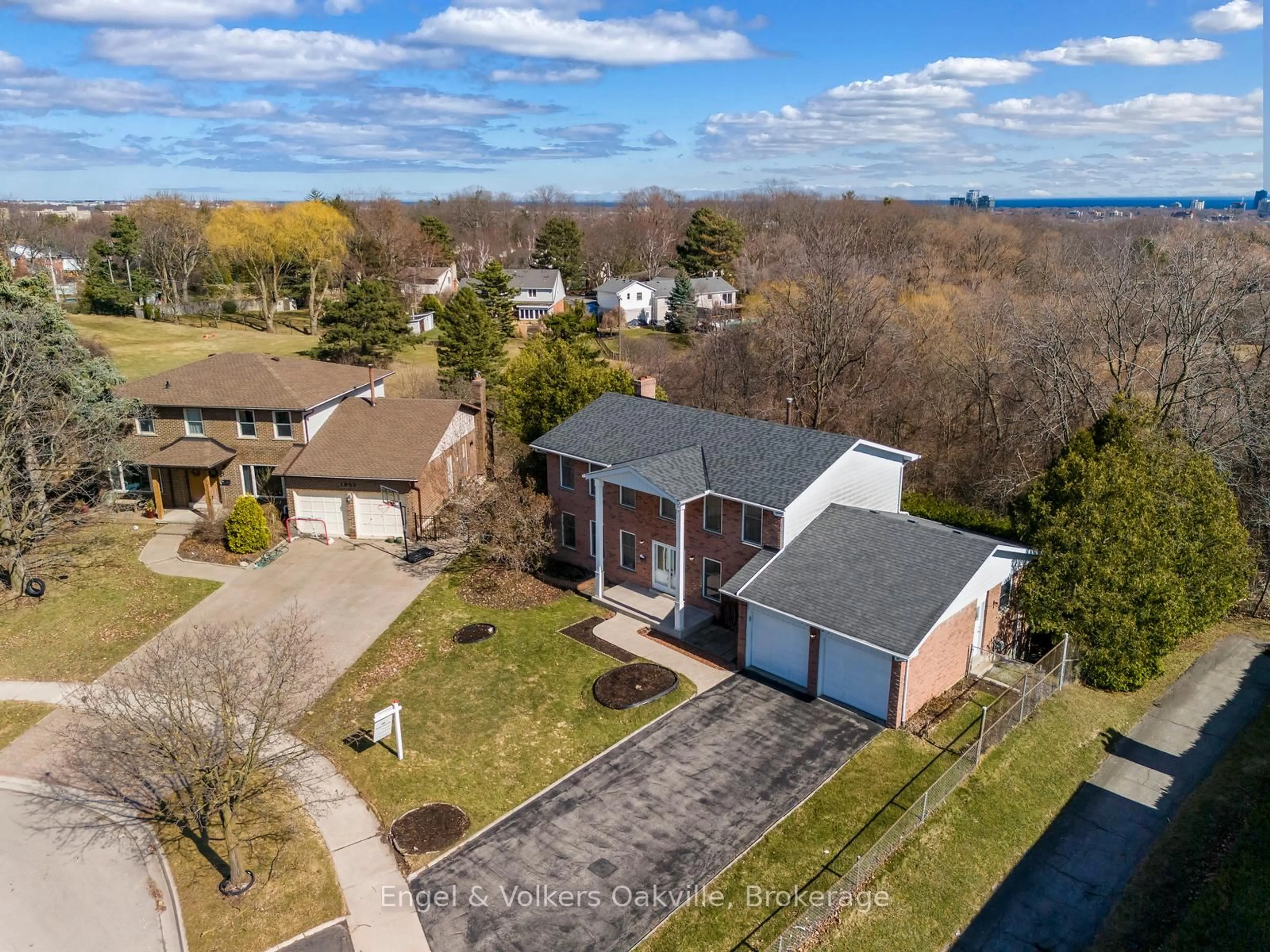 A pic from outside/outdoor area/front of a property/back of a property/a pic from drone, water/lake/river/ocean view for 1929 Fieldgate Dr, Burlington Ontario L7P 3H4