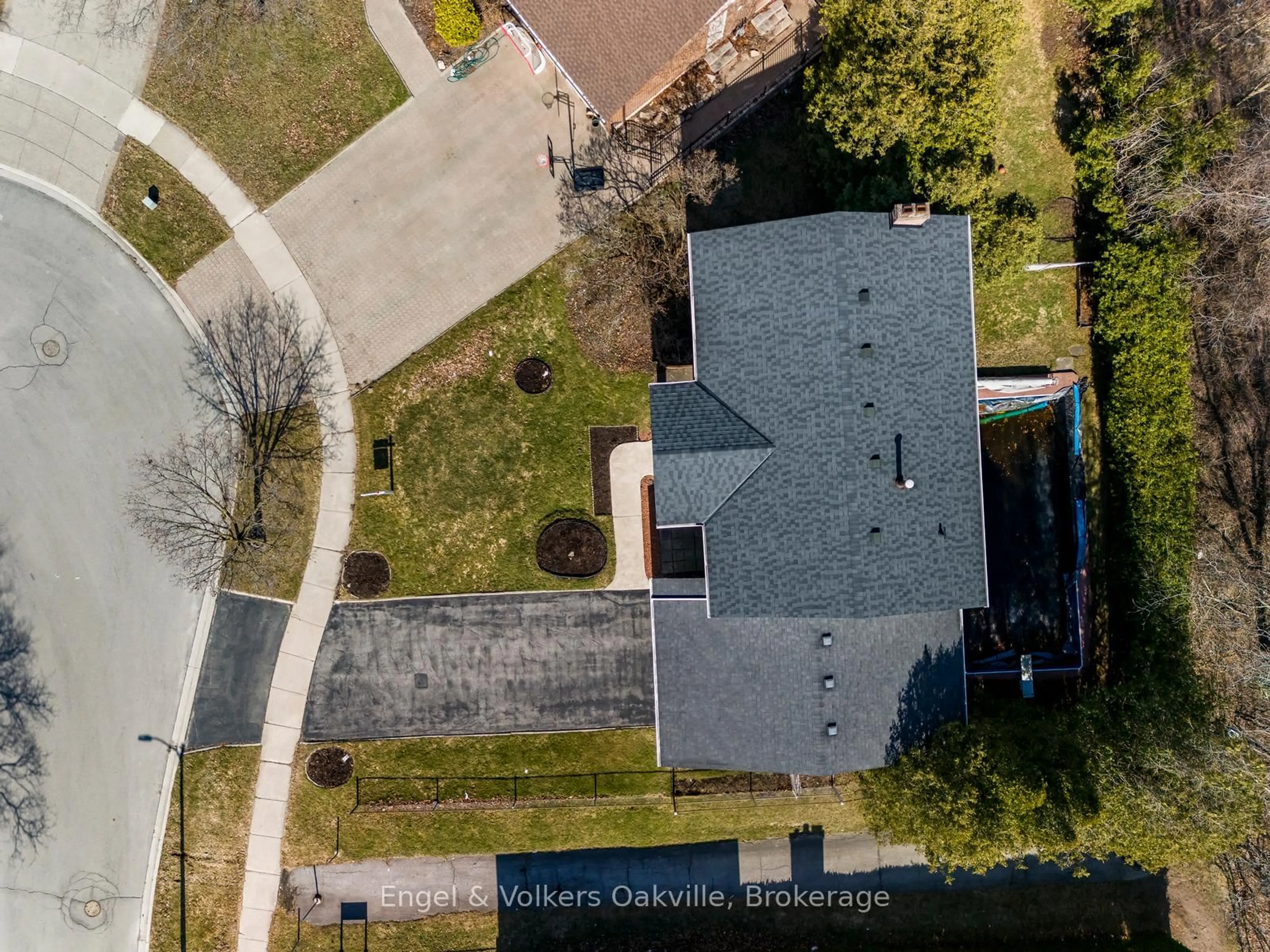 A pic from outside/outdoor area/front of a property/back of a property/a pic from drone, street for 1929 Fieldgate Dr, Burlington Ontario L7P 3H4