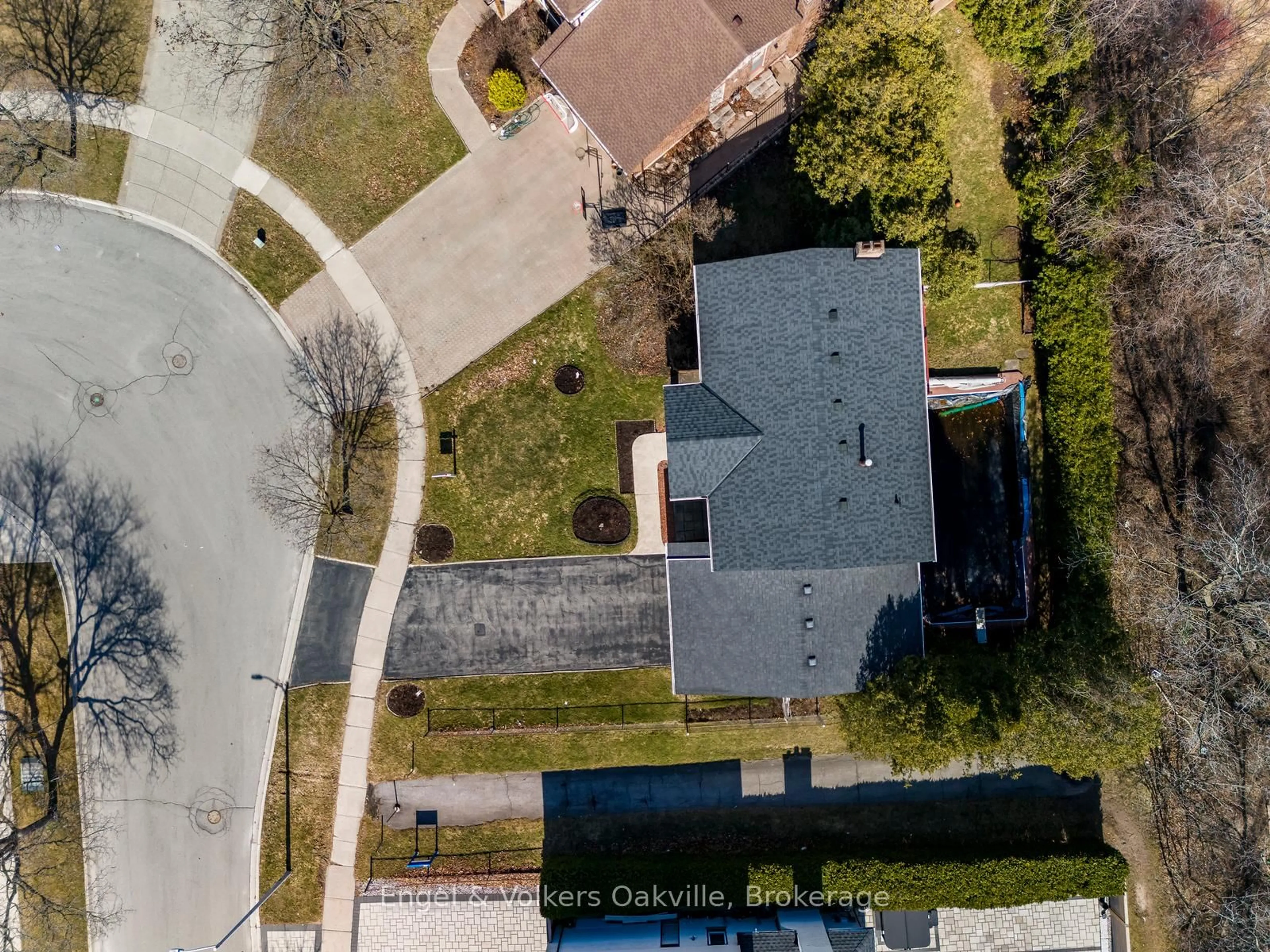 A pic from outside/outdoor area/front of a property/back of a property/a pic from drone, street for 1929 Fieldgate Dr, Burlington Ontario L7P 3H4
