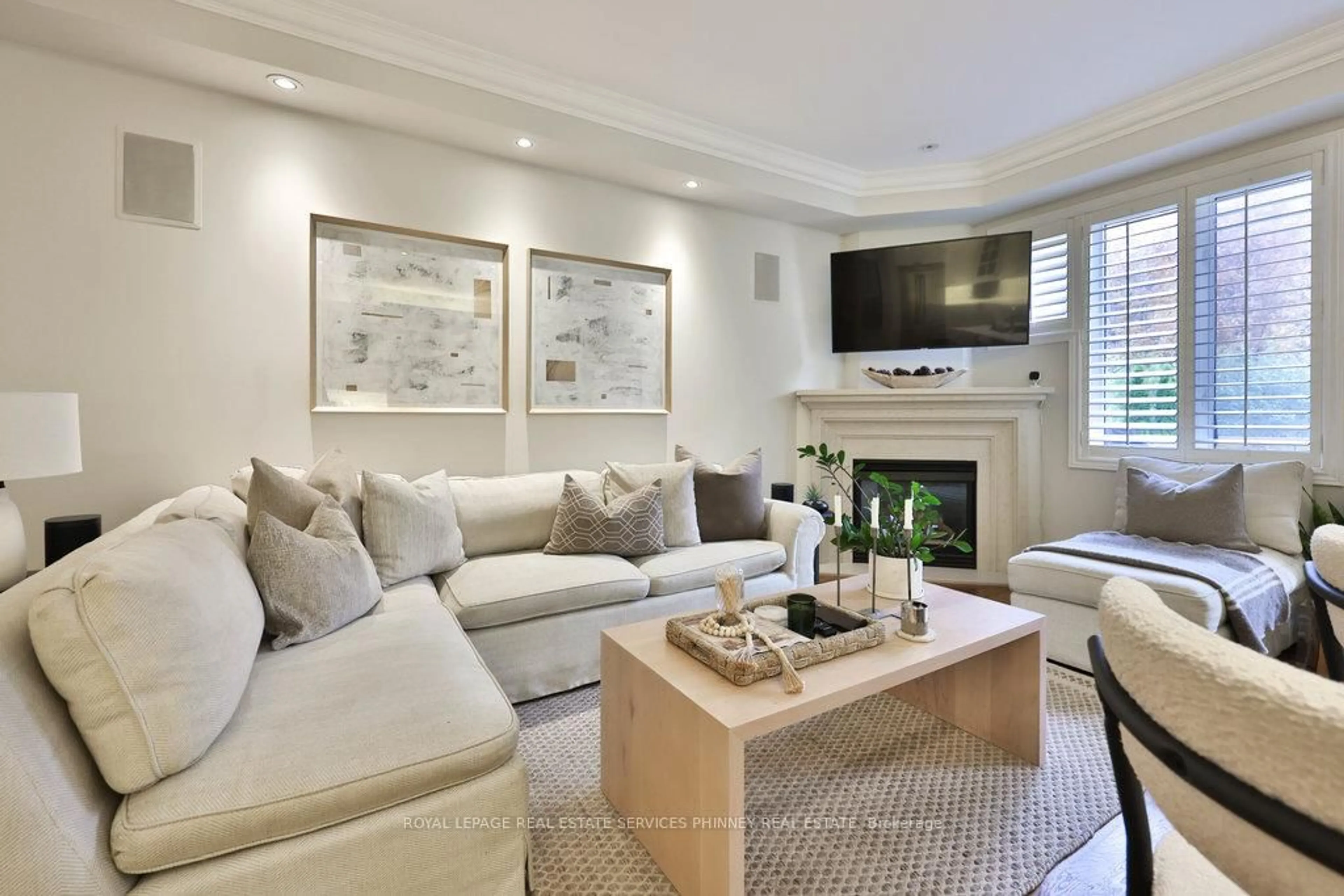 Living room with furniture, unknown for 2320 Woodfield Rd, Oakville Ontario L6H 6Y6