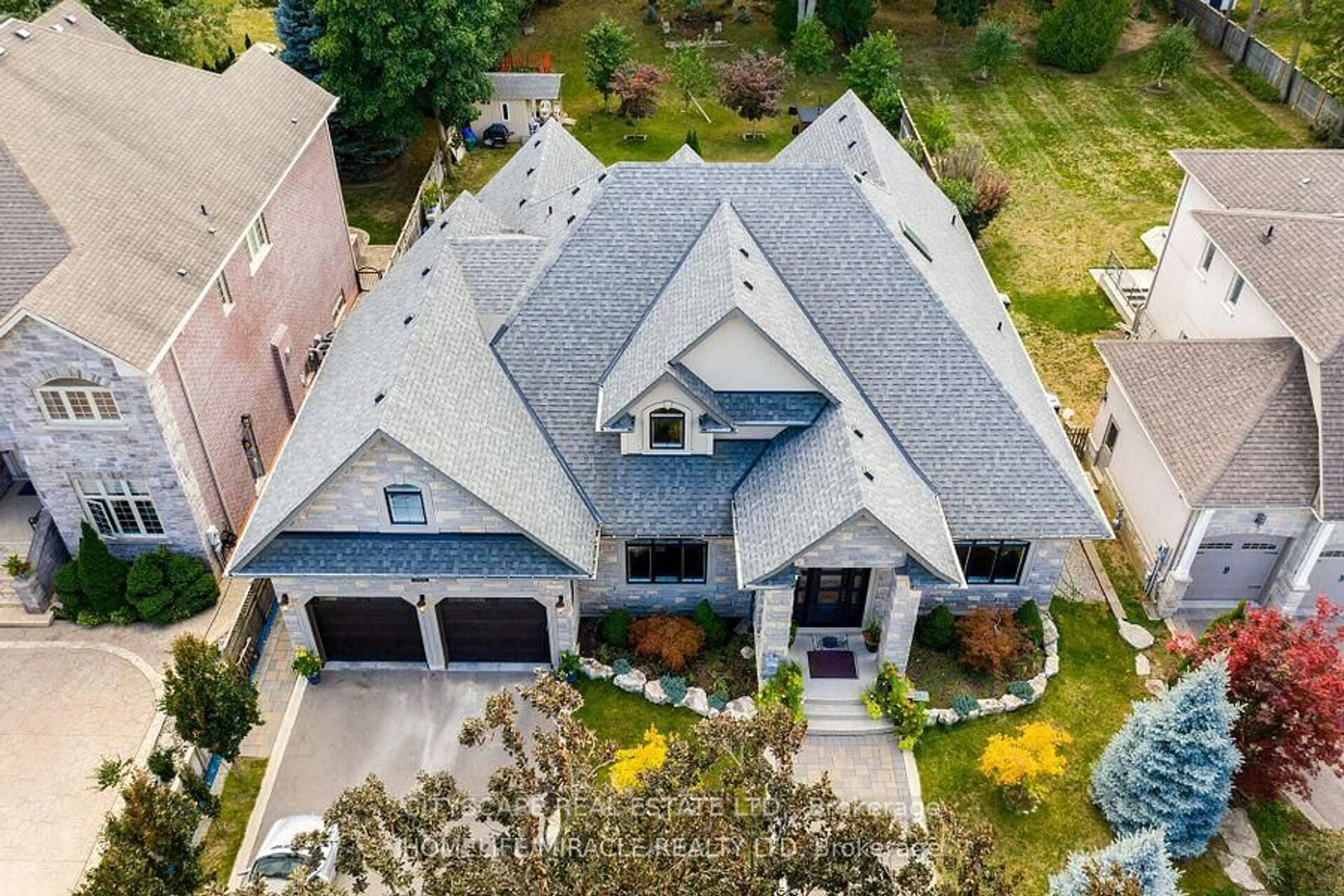 A pic from outside/outdoor area/front of a property/back of a property/a pic from drone, street for 2414 Camilla Rd, Mississauga Ontario L5A 2K5