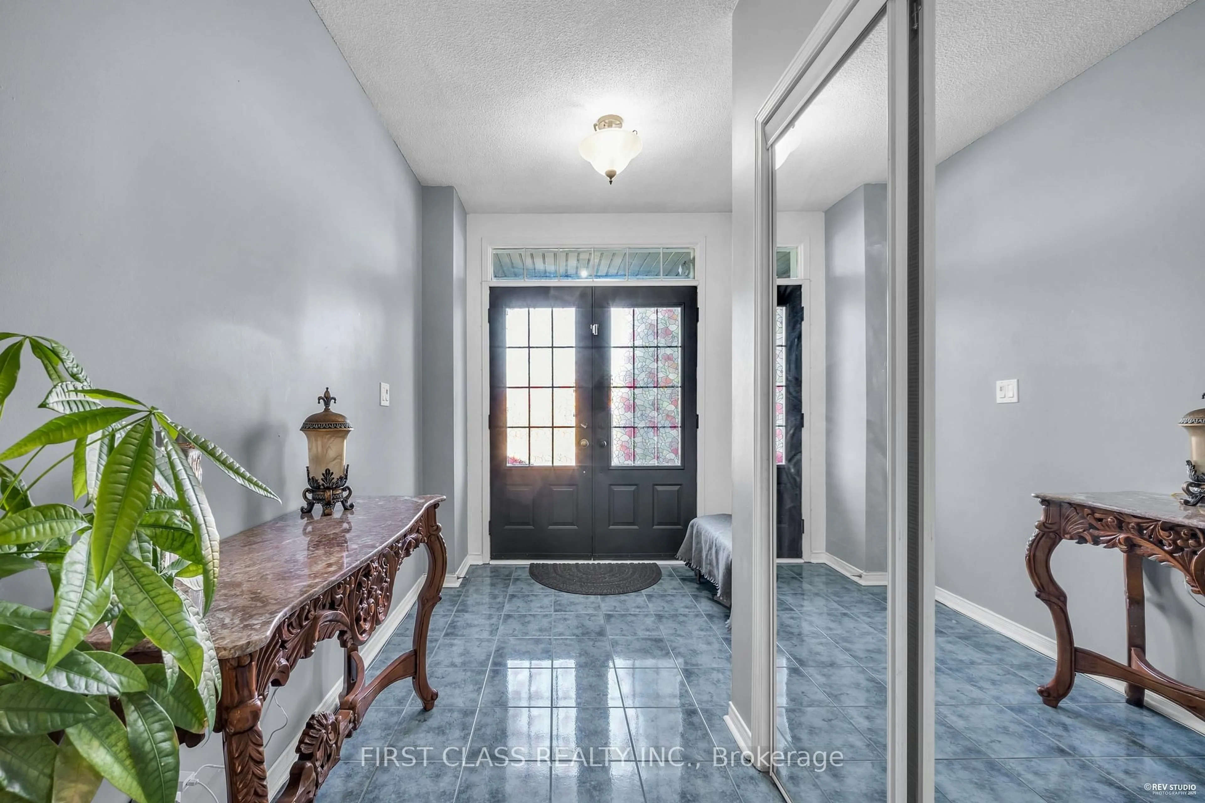 Indoor entryway for 3930 Mcdowell Dr, Mississauga Ontario L5M 6P3