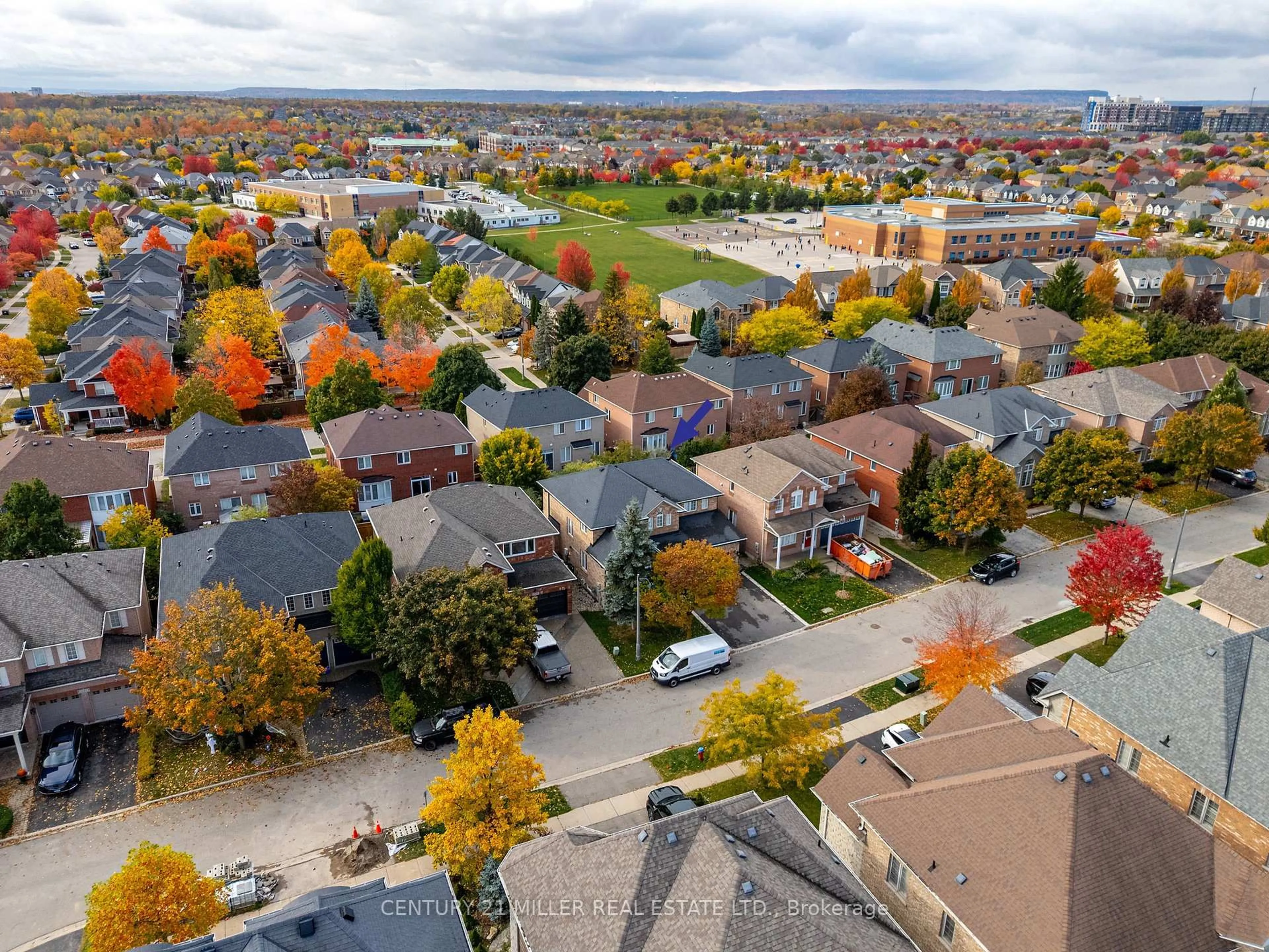A pic from outside/outdoor area/front of a property/back of a property/a pic from drone, street for 2124 Blackforest Cres, Oakville Ontario L6M 4T6