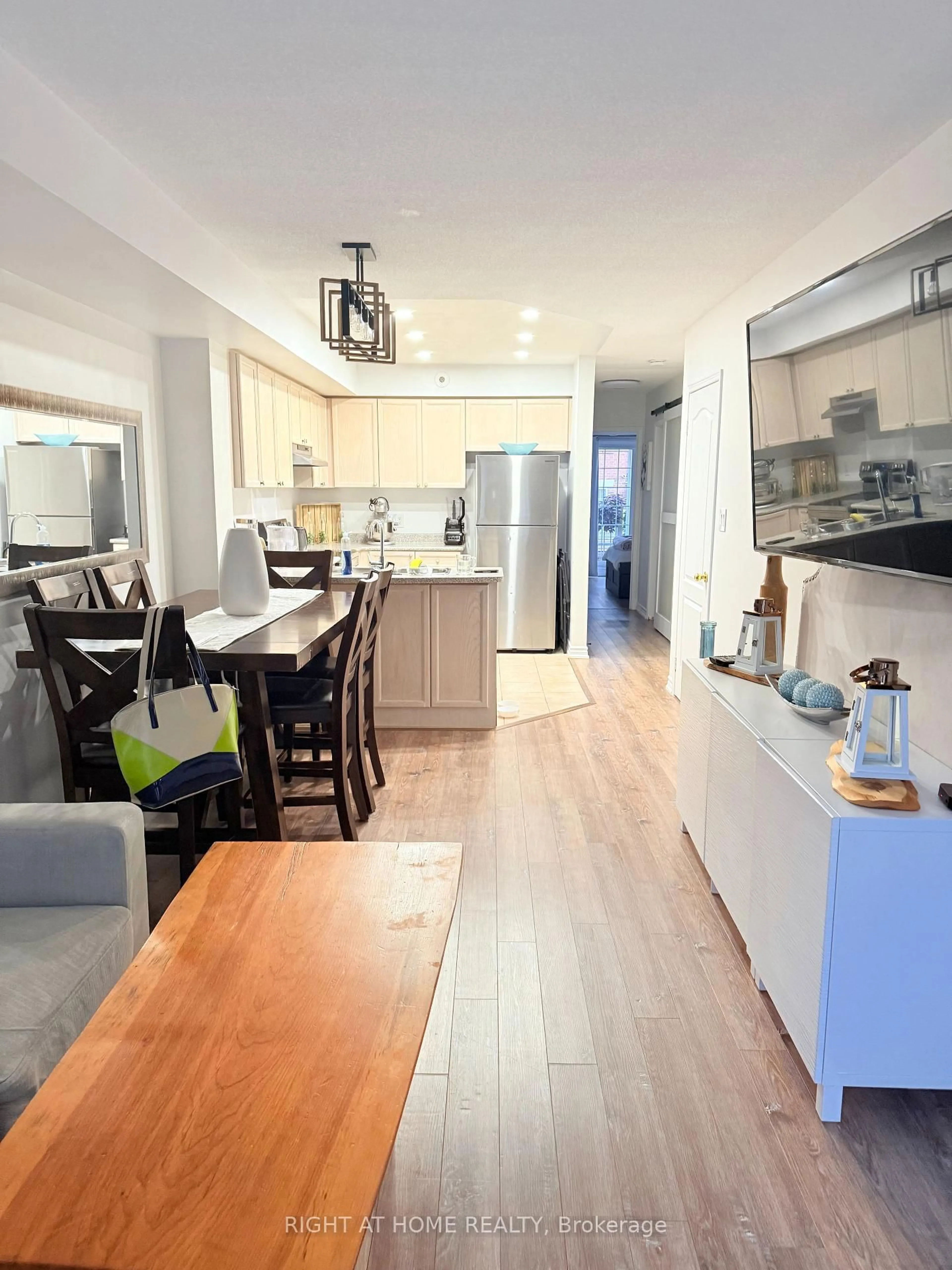 Open concept kitchen, wood/laminate floor for 601 Shoreline Dr #162, Mississauga Ontario L5B 4K3