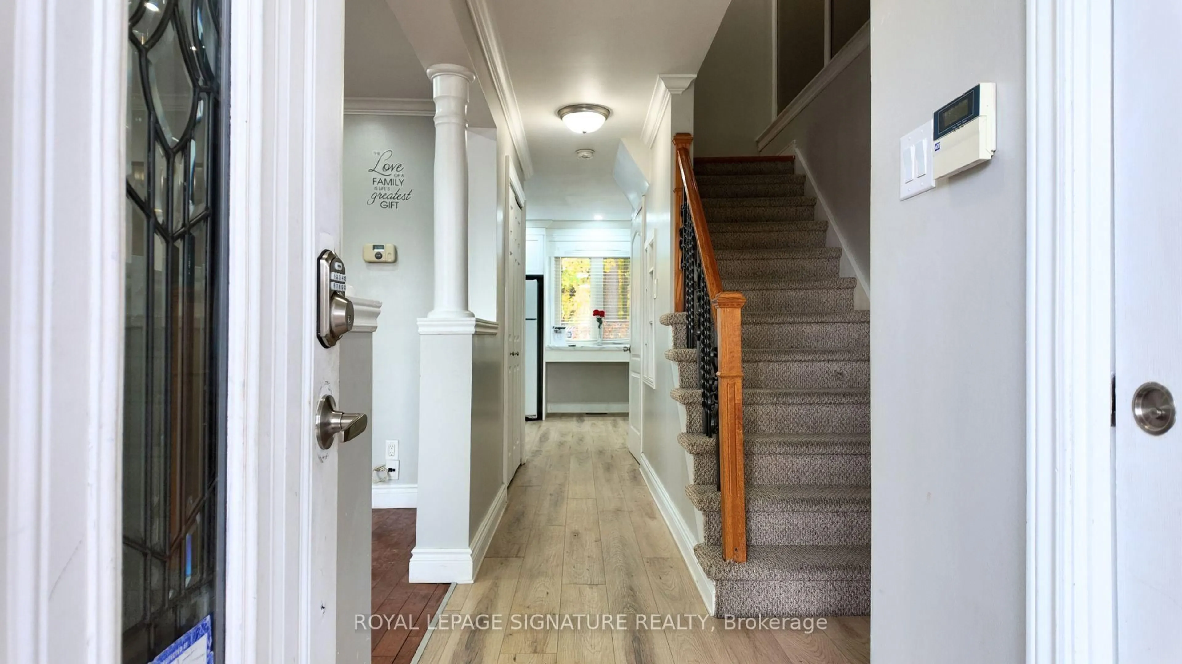 Indoor entryway for 71 Mandarin Cres, Brampton Ontario L6S 2S2