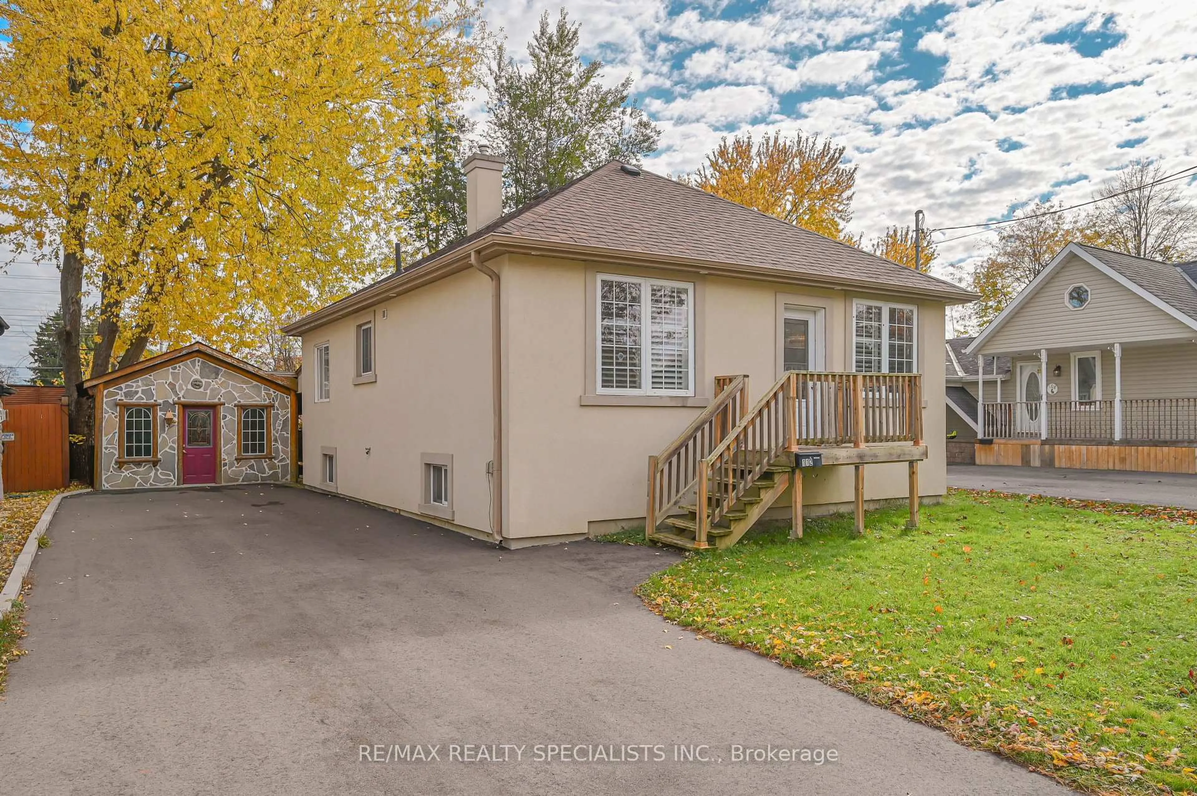 Unknown for 112 Troy St, Mississauga Ontario L5G 1S7