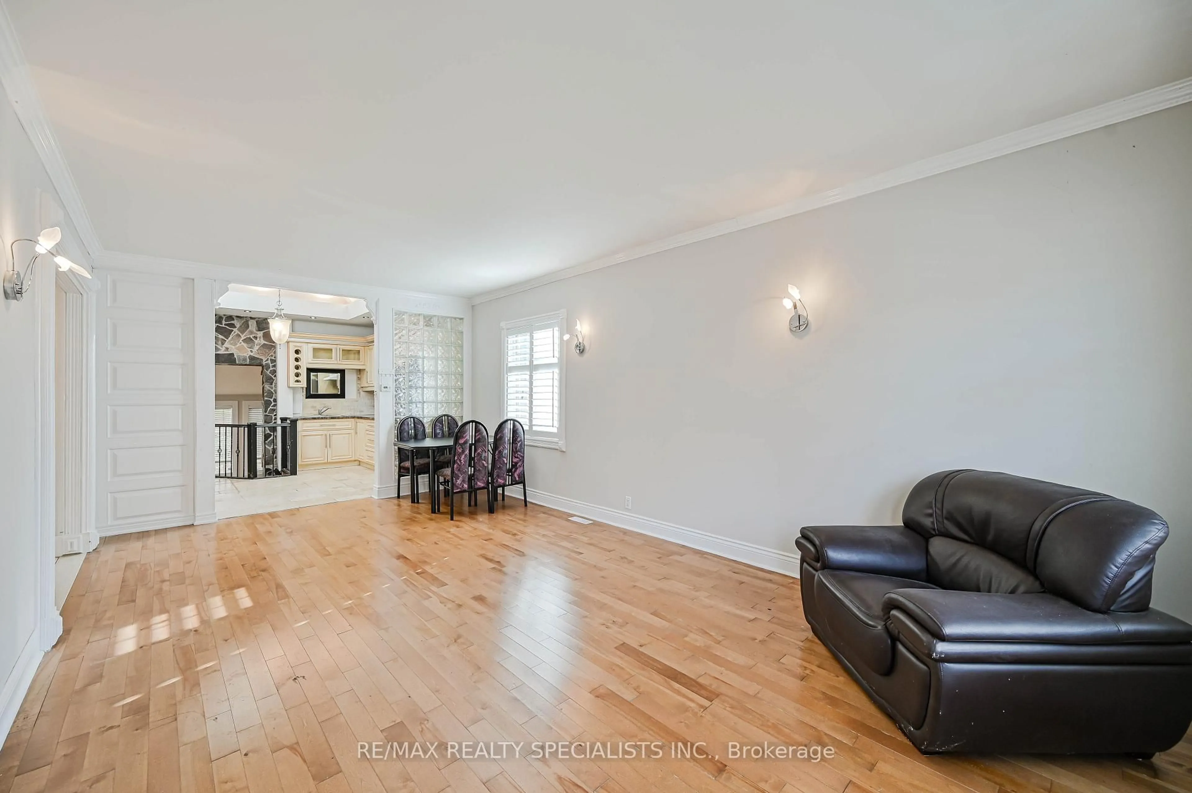 Living room with furniture, wood/laminate floor for 112 Troy St, Mississauga Ontario L5G 1S7