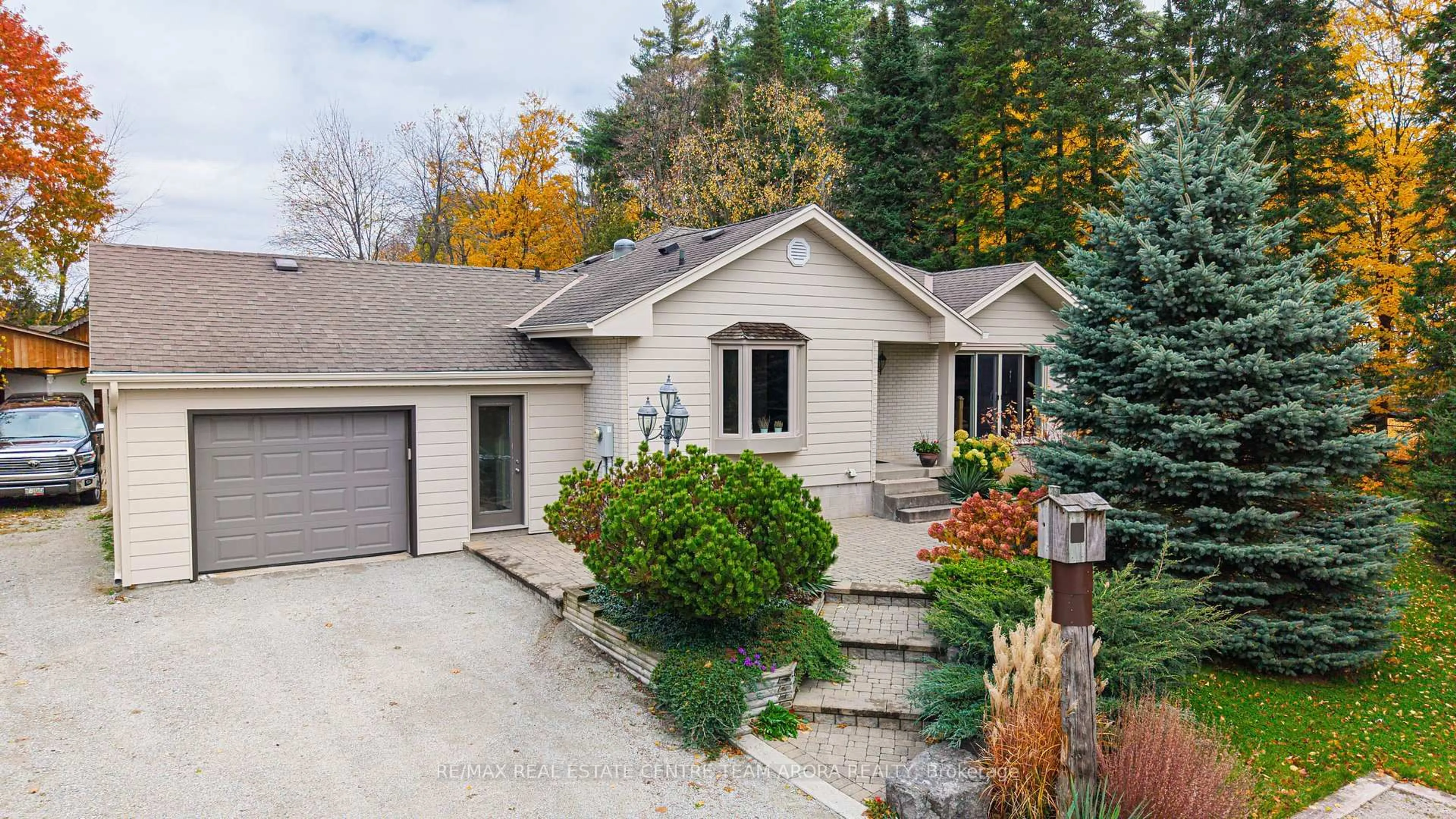 Home with vinyl exterior material, street for 9249 Sixth Line, Halton Hills Ontario L7G 4S6