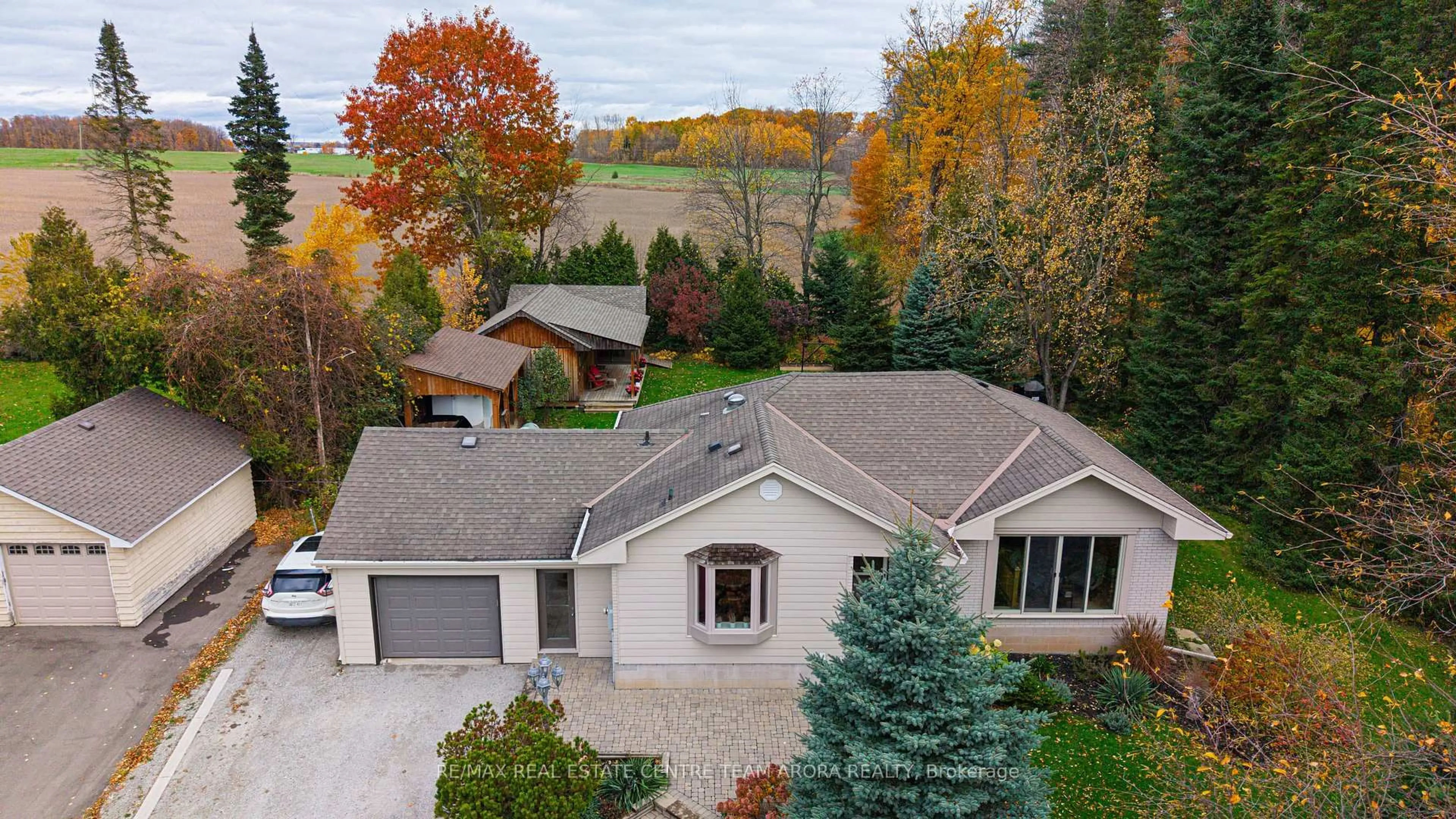 A pic from outside/outdoor area/front of a property/back of a property/a pic from drone, unknown for 9249 Sixth Line, Halton Hills Ontario L7G 4S6