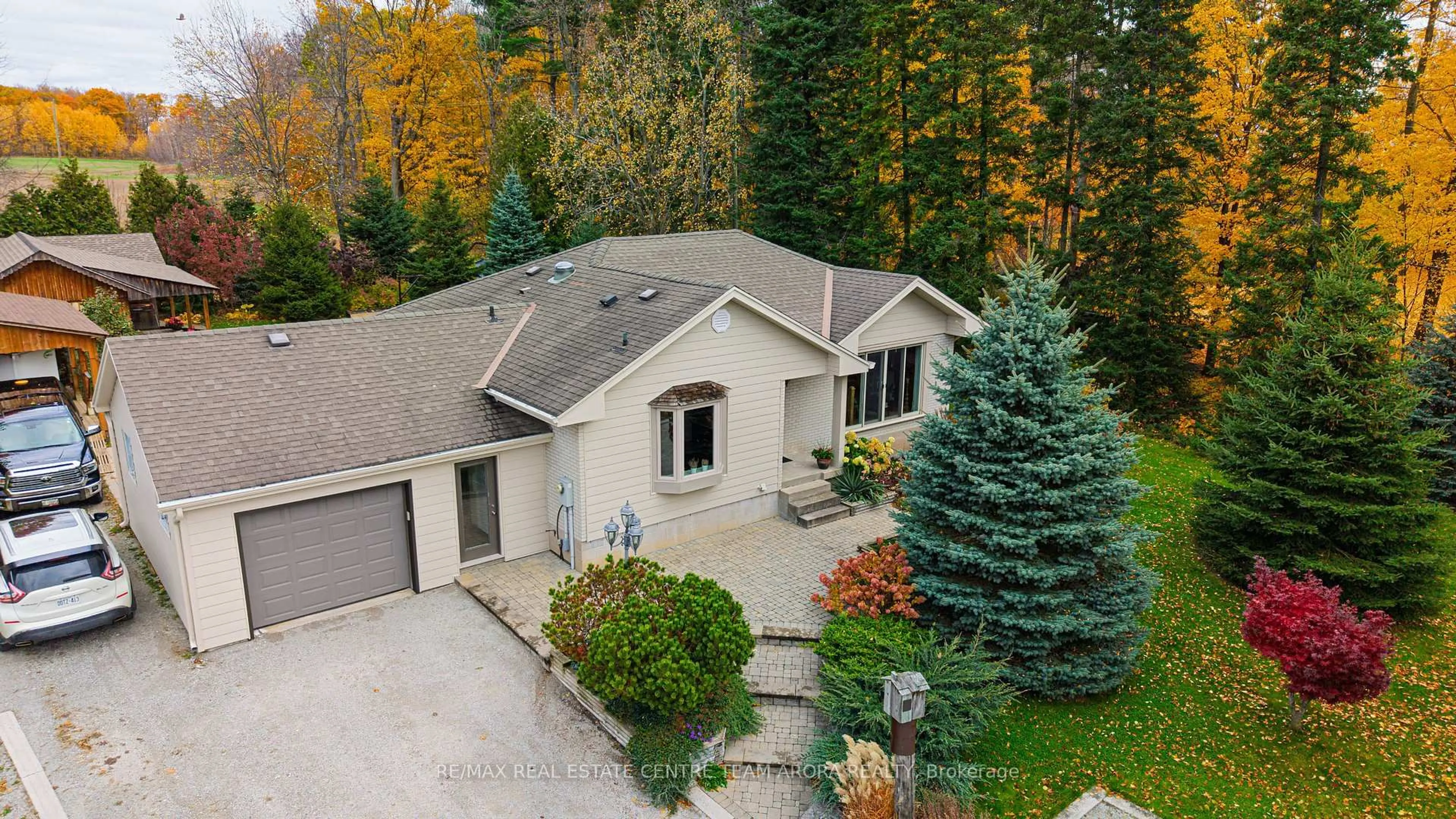 A pic from outside/outdoor area/front of a property/back of a property/a pic from drone, unknown for 9249 Sixth Line, Halton Hills Ontario L7G 4S6