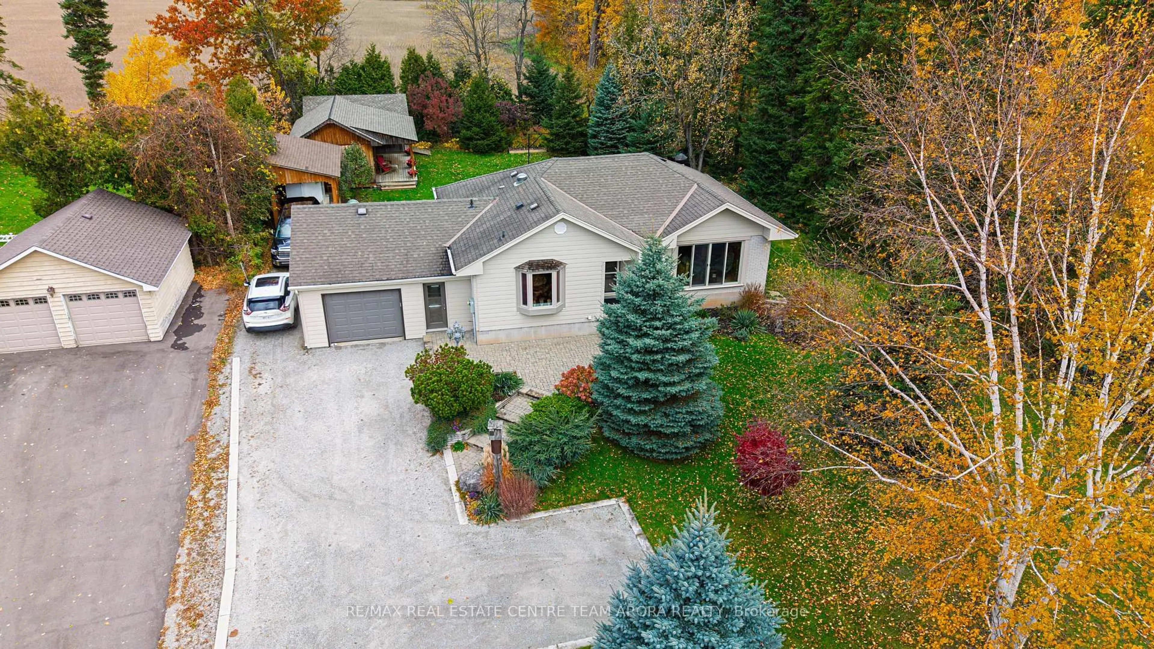 A pic from outside/outdoor area/front of a property/back of a property/a pic from drone, unknown for 9249 Sixth Line, Halton Hills Ontario L7G 4S6