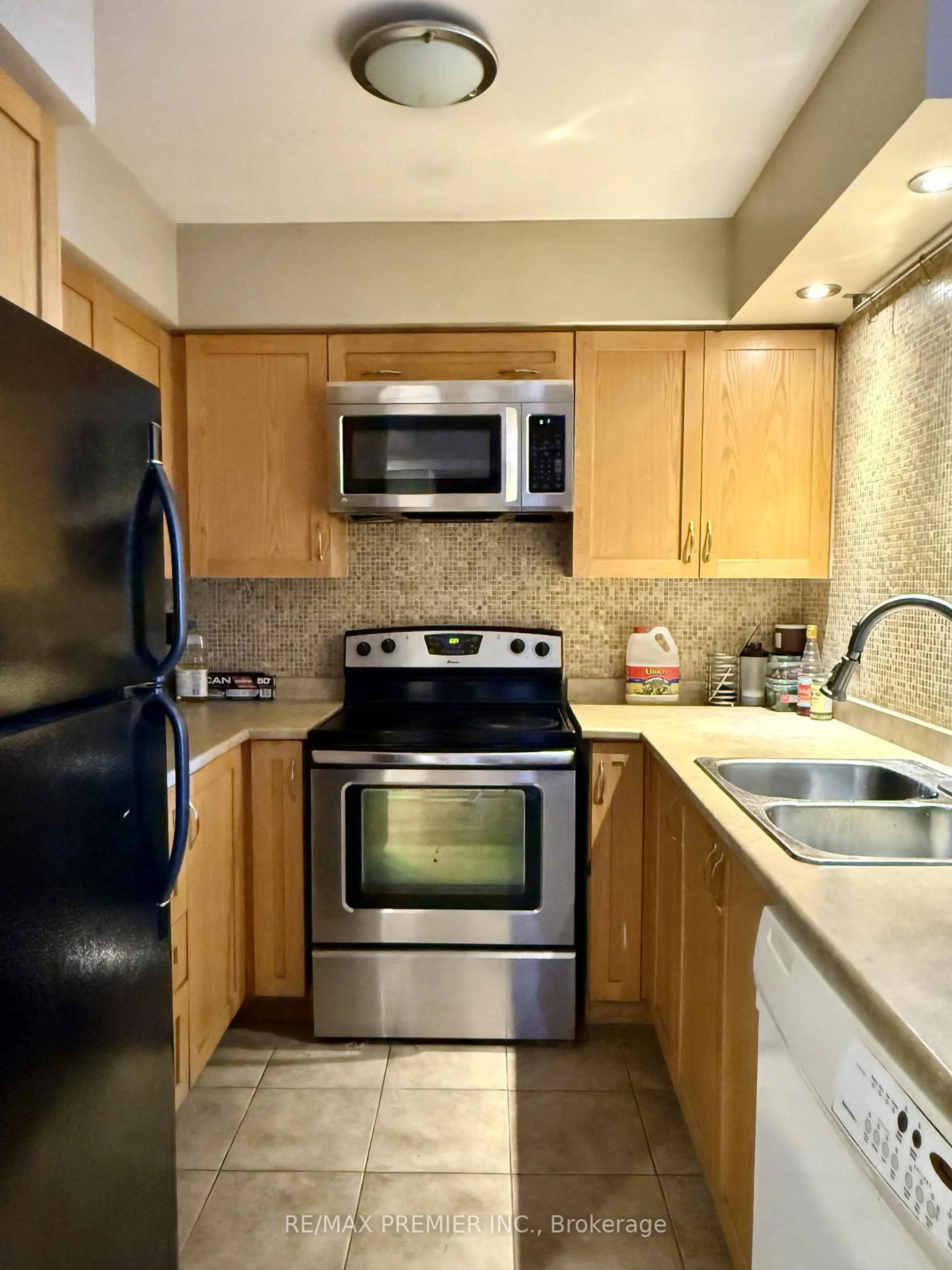 Standard kitchen, unknown for 2772 Keele St #306, Toronto Ontario M3H 0A3