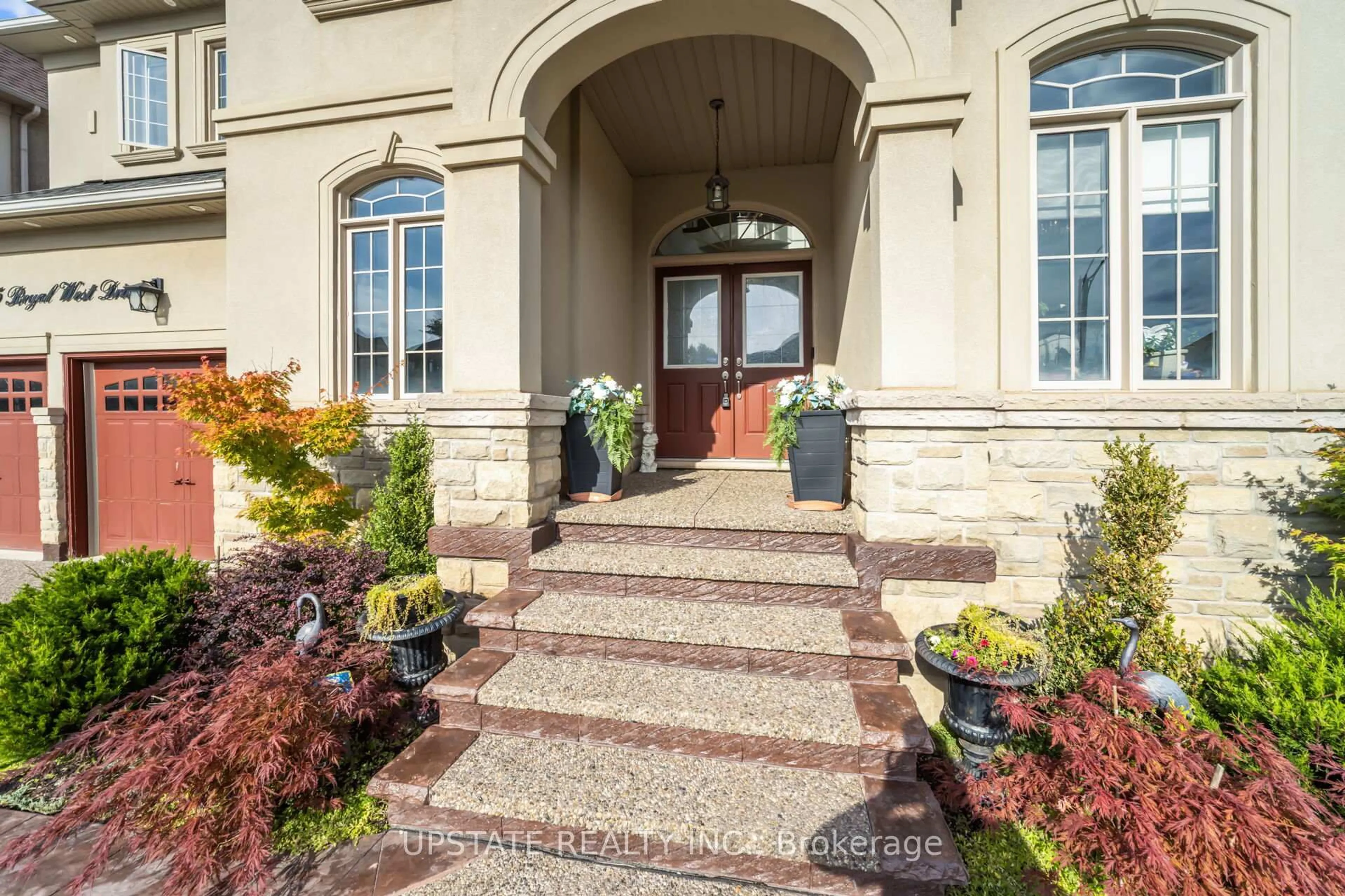 Indoor entryway for 105 Royal West Dr, Brampton Ontario L6X 0V6