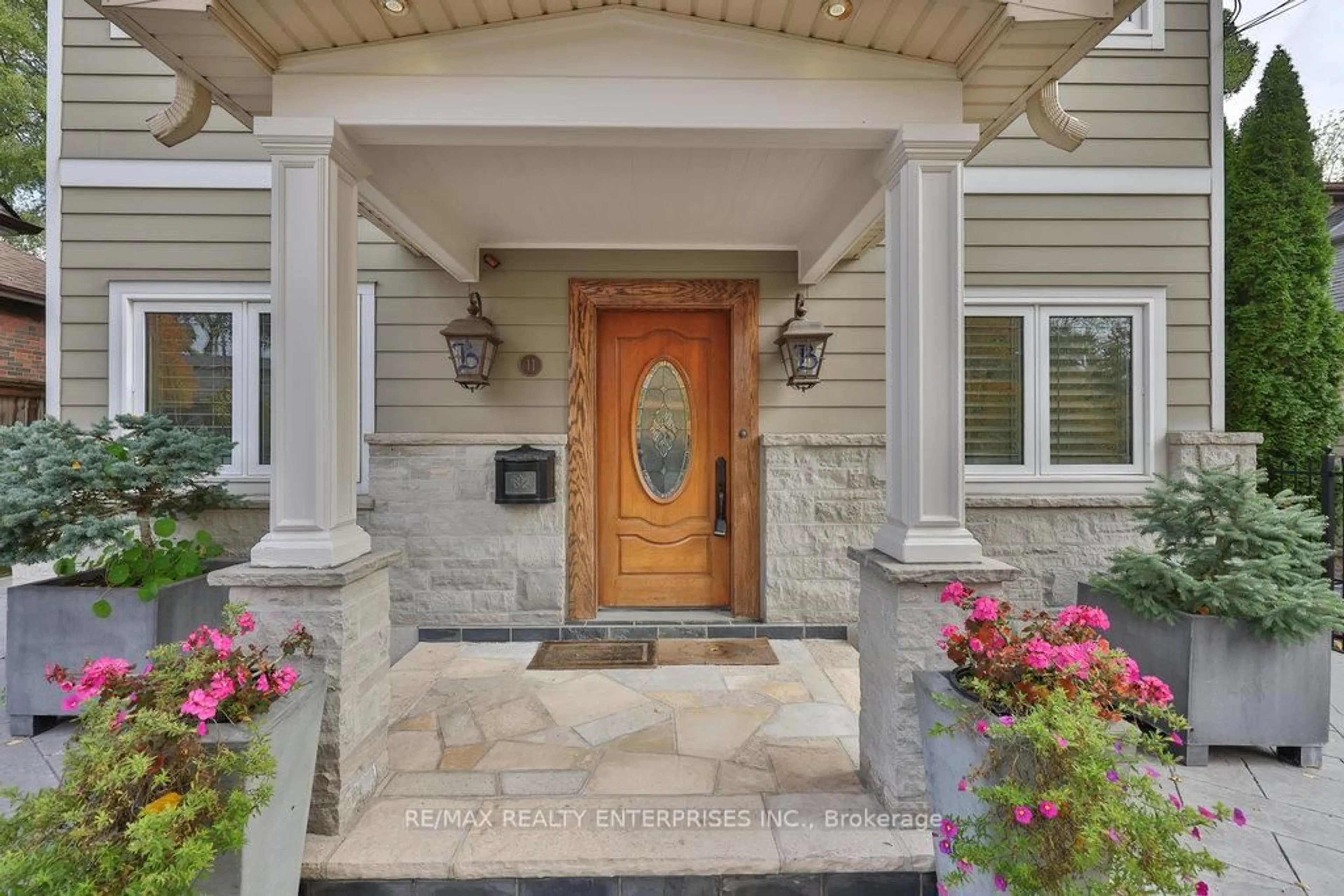 Indoor entryway for 11 Woodford Park Rd, Toronto Ontario M8Y 3E7