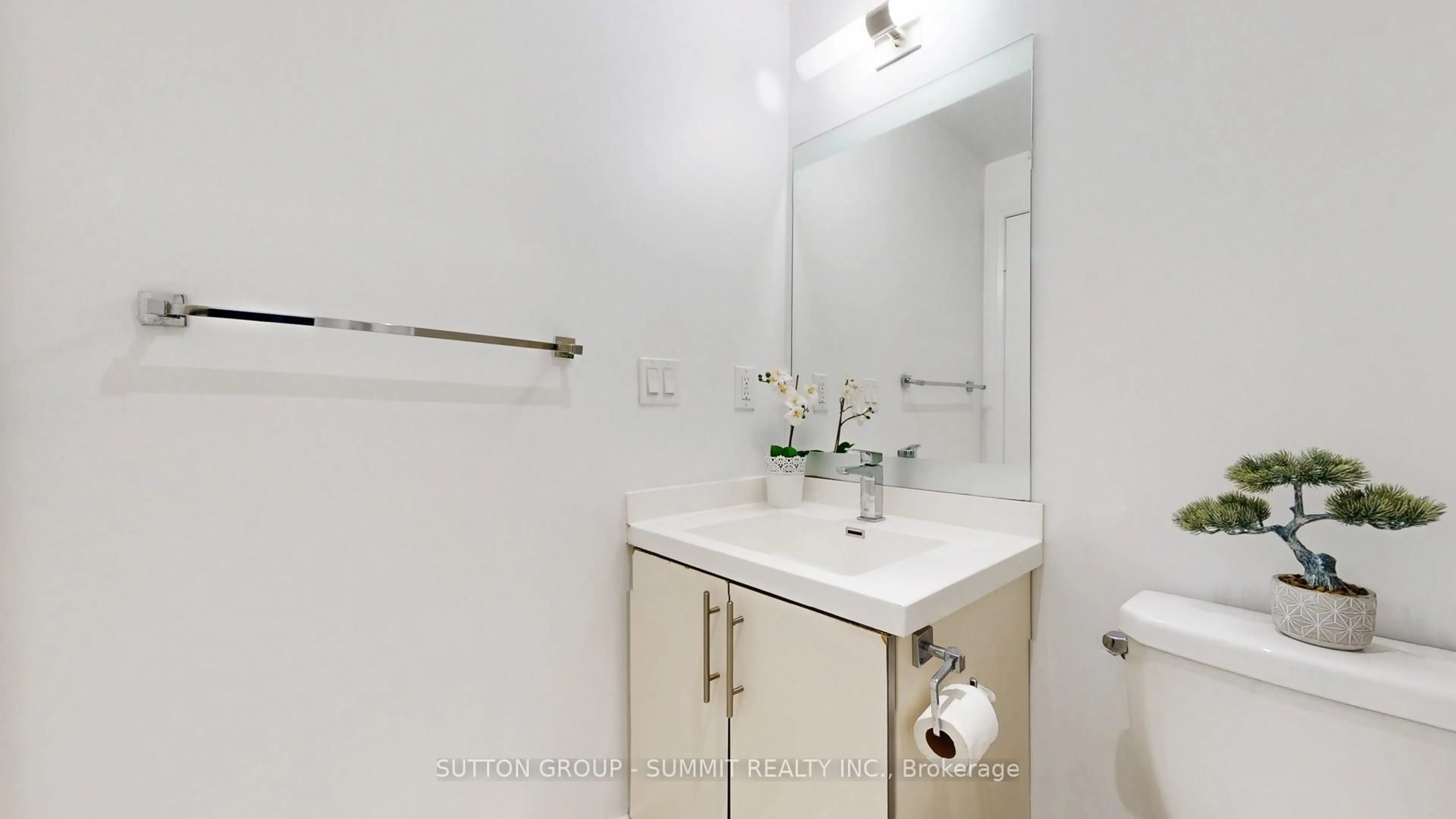 Standard bathroom, unknown for 55 Speers Rd #307, Oakville Ontario L6K 0H9