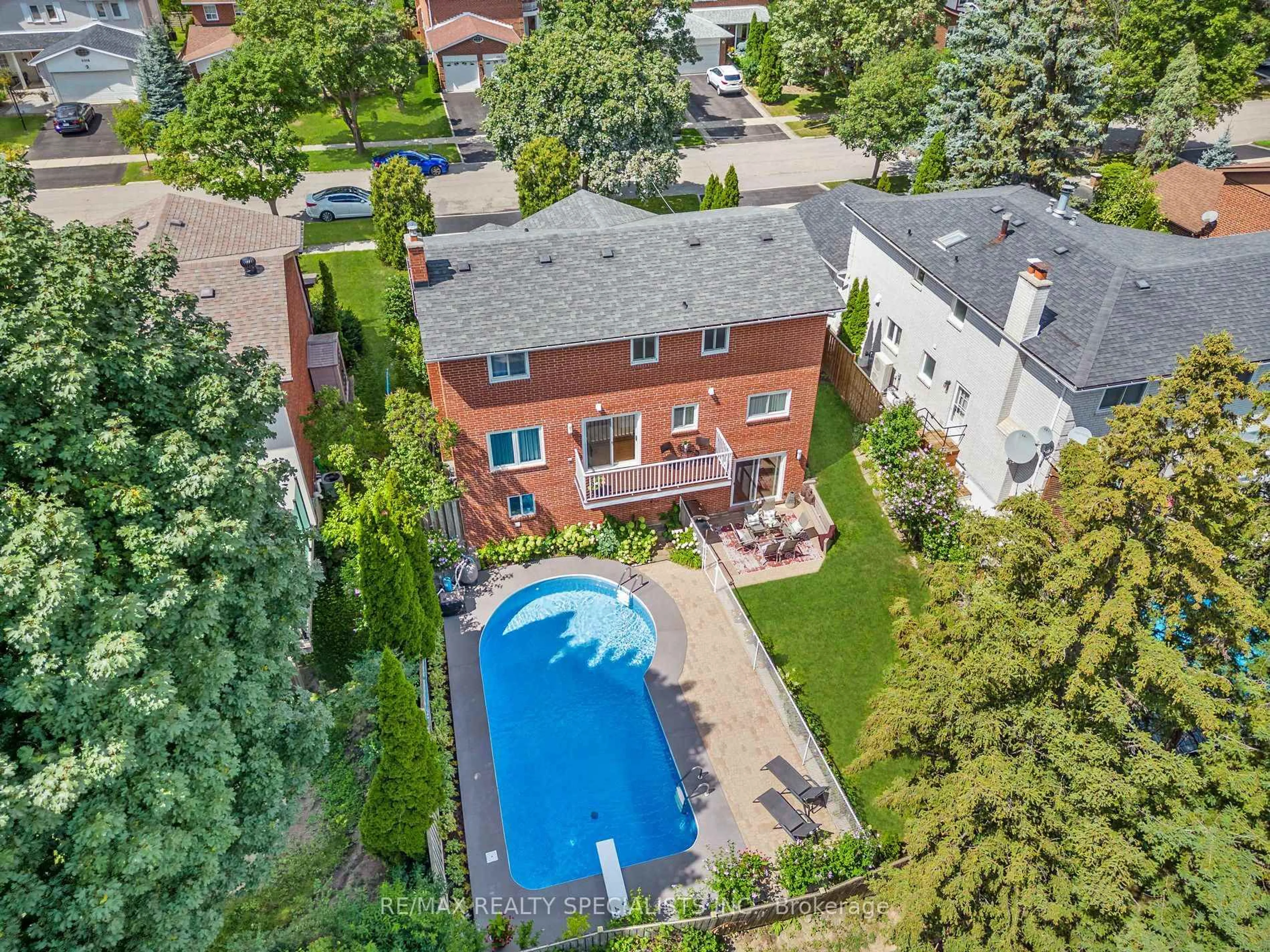 A pic from outside/outdoor area/front of a property/back of a property/a pic from drone, unknown for 1902 Beechknoll Ave, Mississauga Ontario L4W 2G3