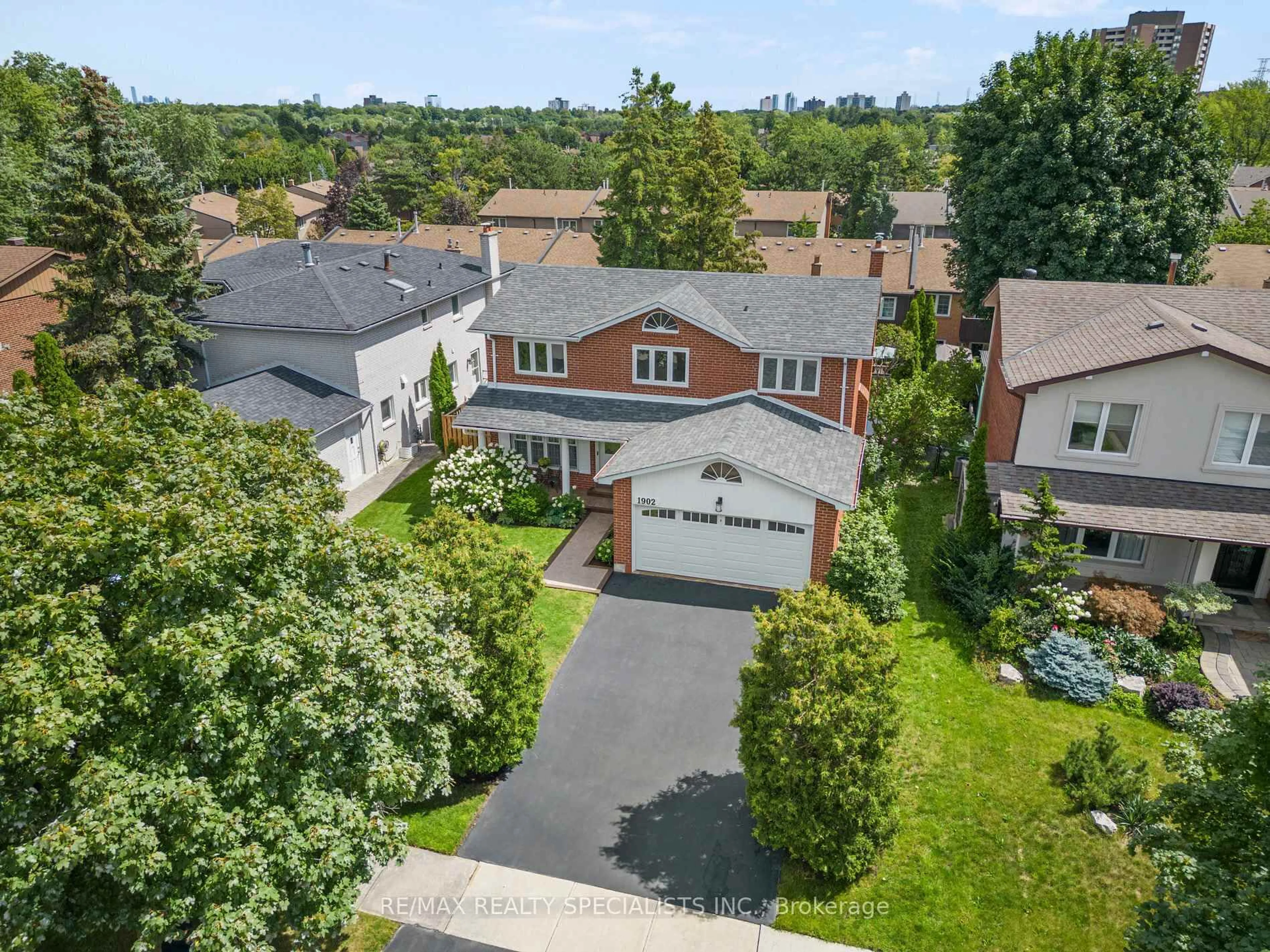 A pic from outside/outdoor area/front of a property/back of a property/a pic from drone, street for 1902 Beechknoll Ave, Mississauga Ontario L4W 2G3