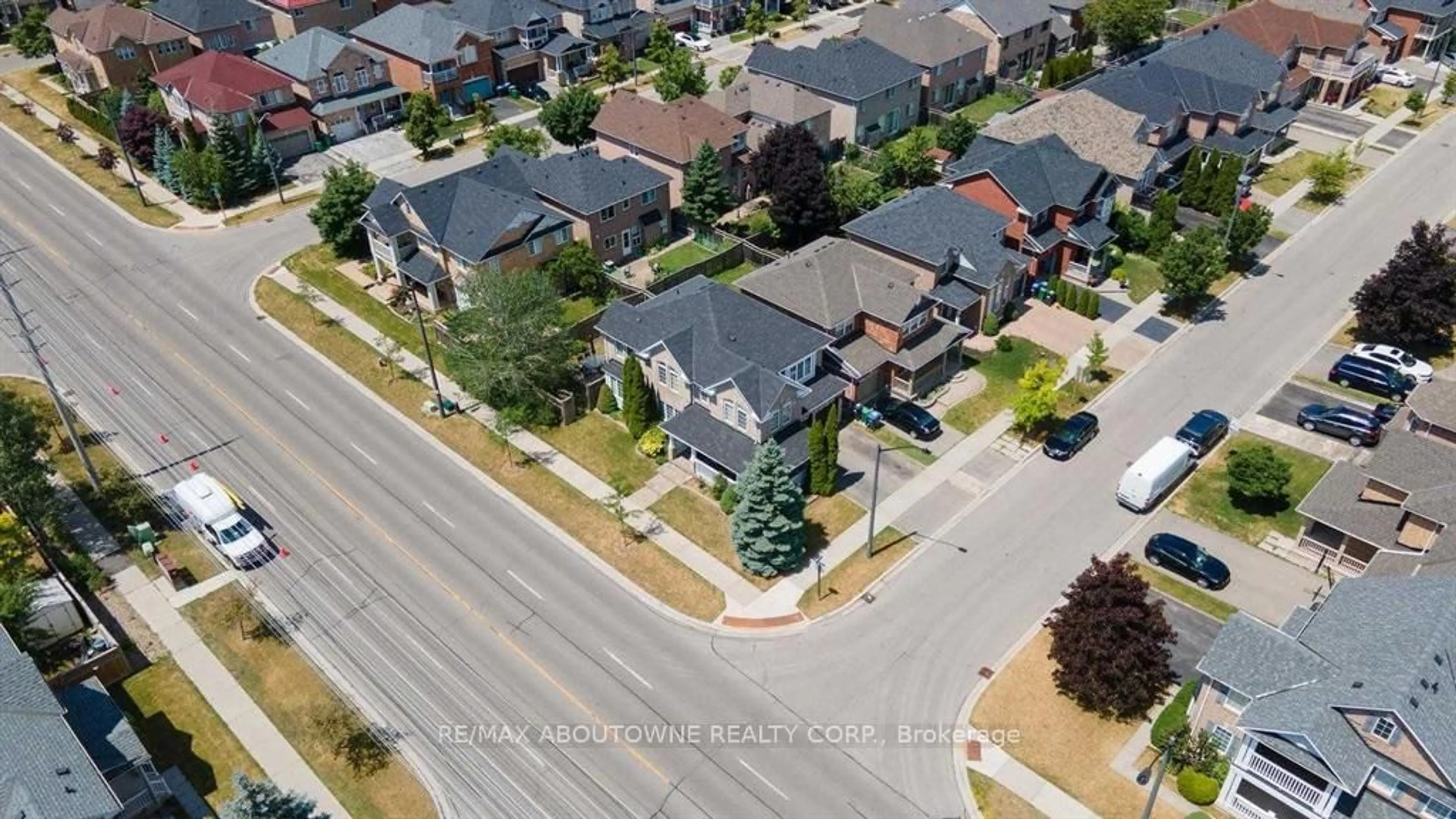 A pic from outside/outdoor area/front of a property/back of a property/a pic from drone, street for 3875 Thomas St, Mississauga Ontario L5M 7A6