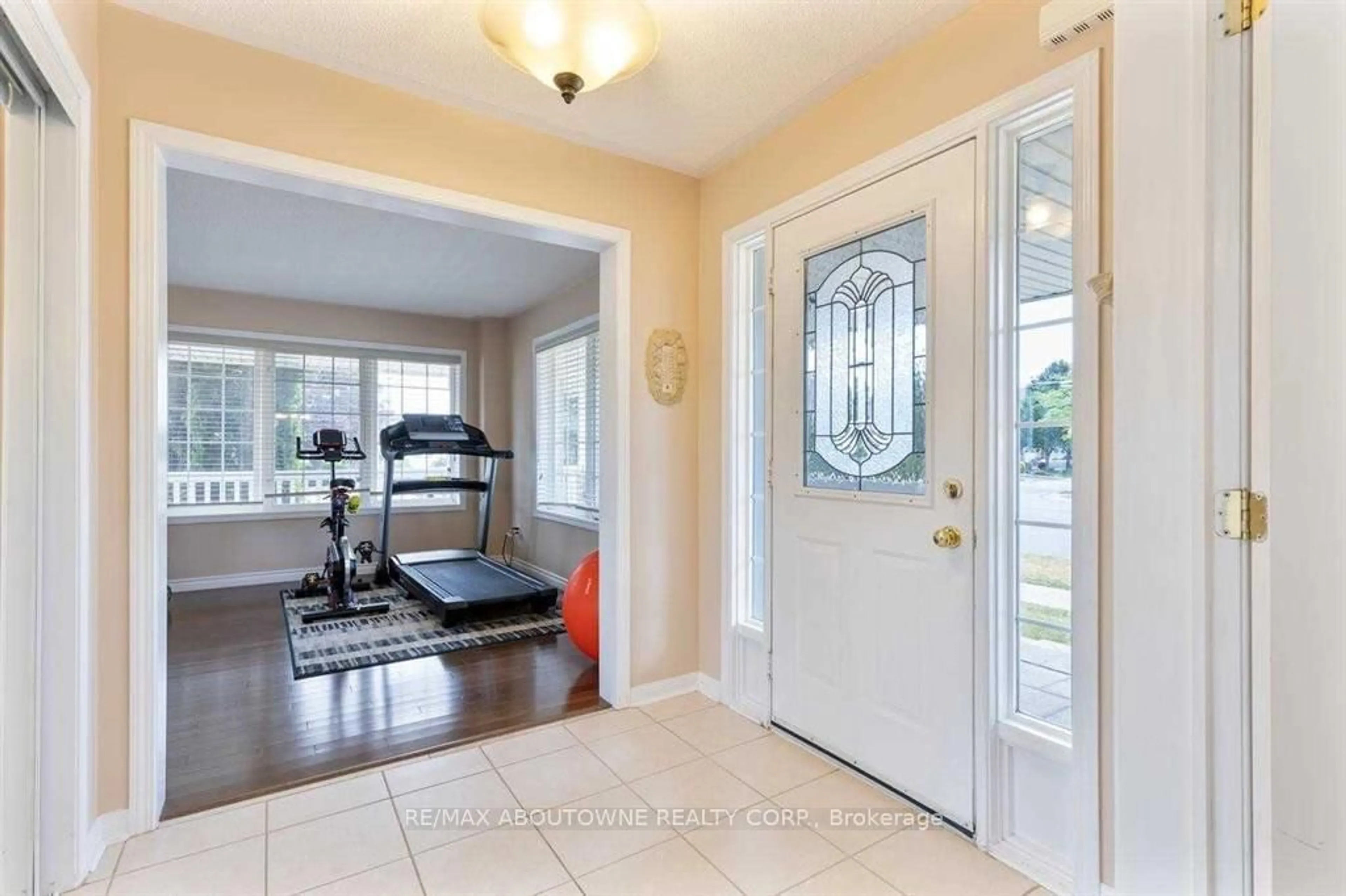 Indoor entryway for 3875 Thomas St, Mississauga Ontario L5M 7A6