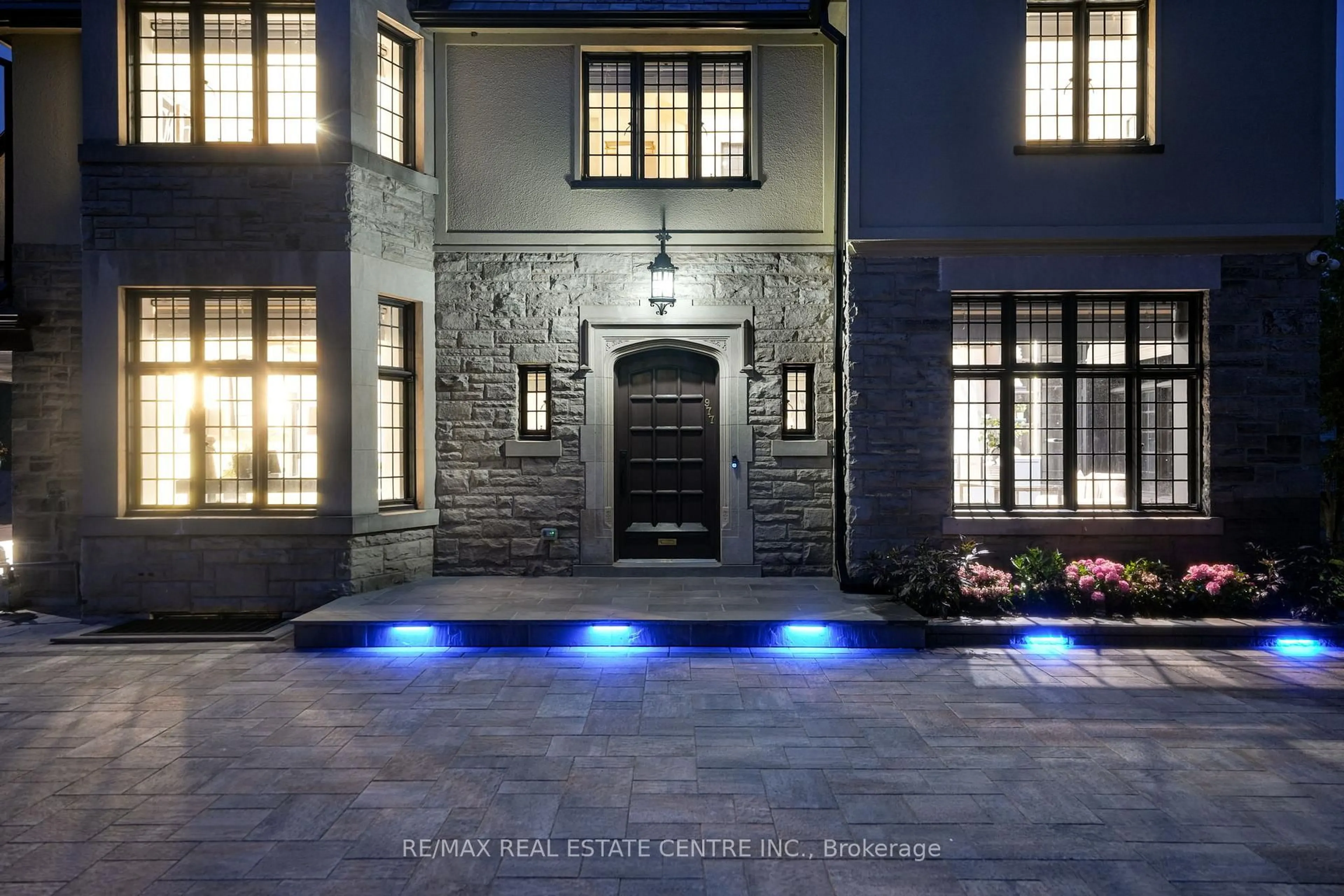 Indoor entryway for 977 Unsworth Ave, Burlington Ontario L7T 1R2