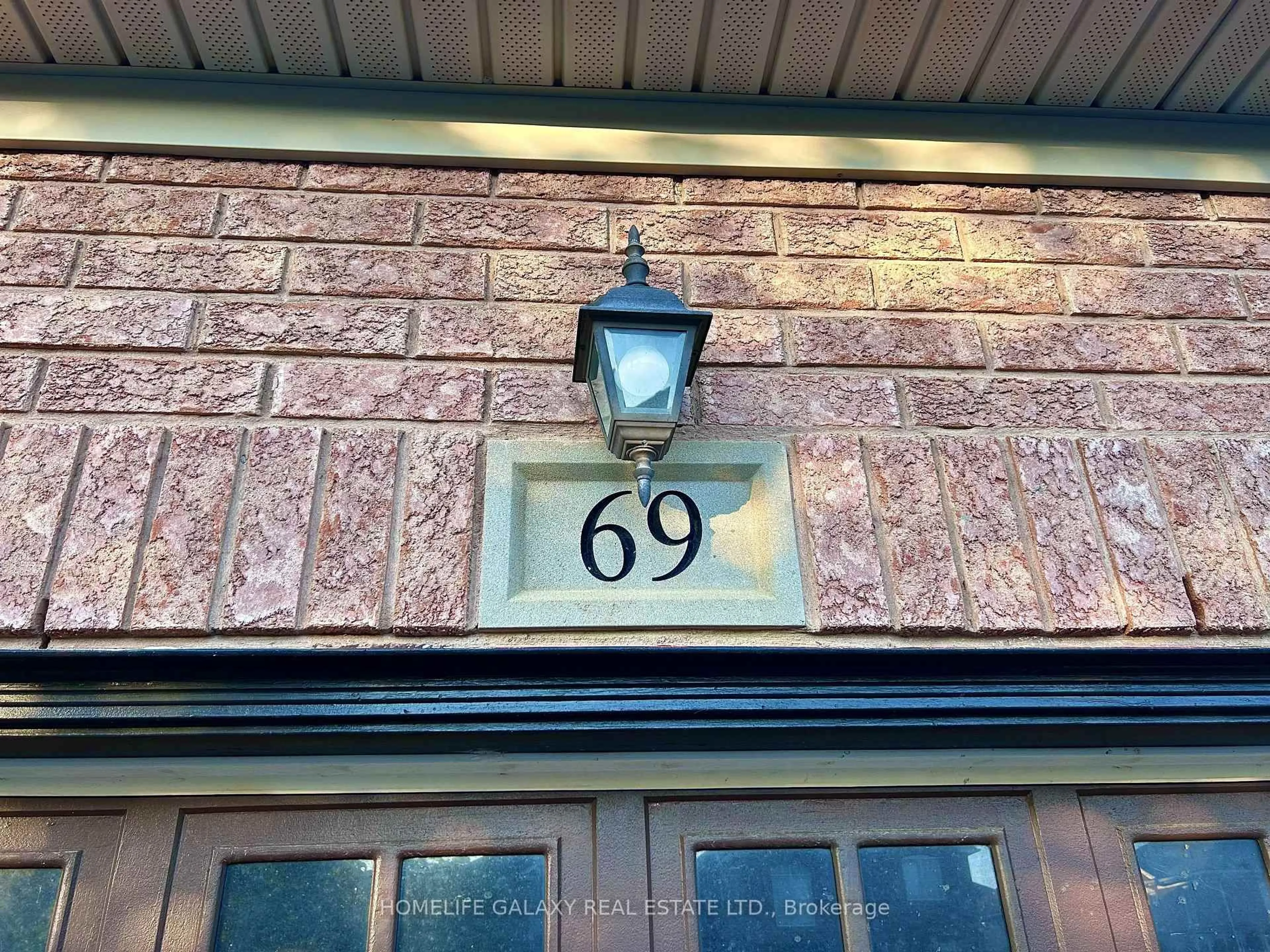 Indoor entryway for 69 Crown Victoria Dr, Brampton Ontario L7A 3X1