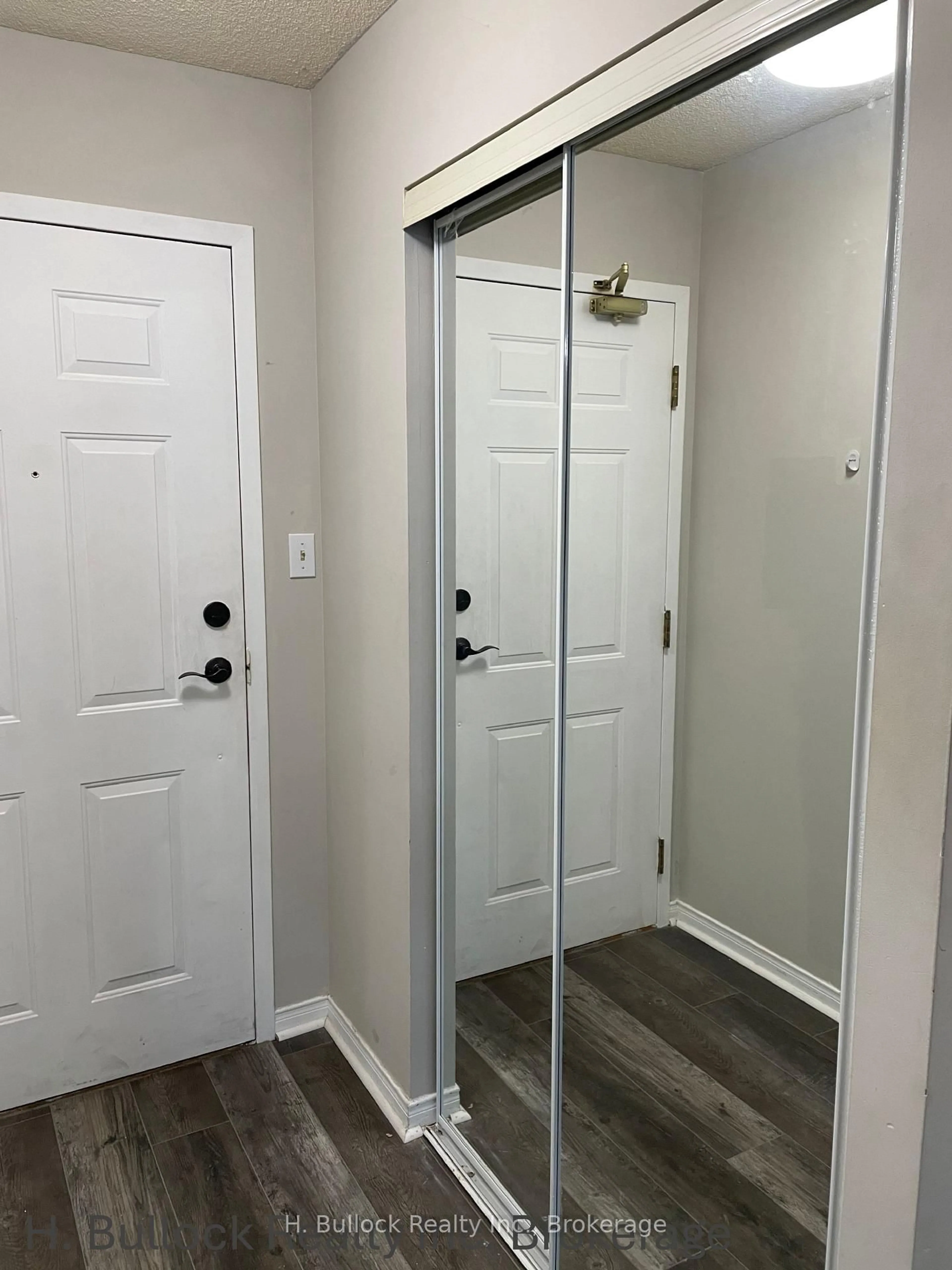 Indoor entryway for 5090 Pinedale Ave #105, Burlington Ontario L7L 3V8