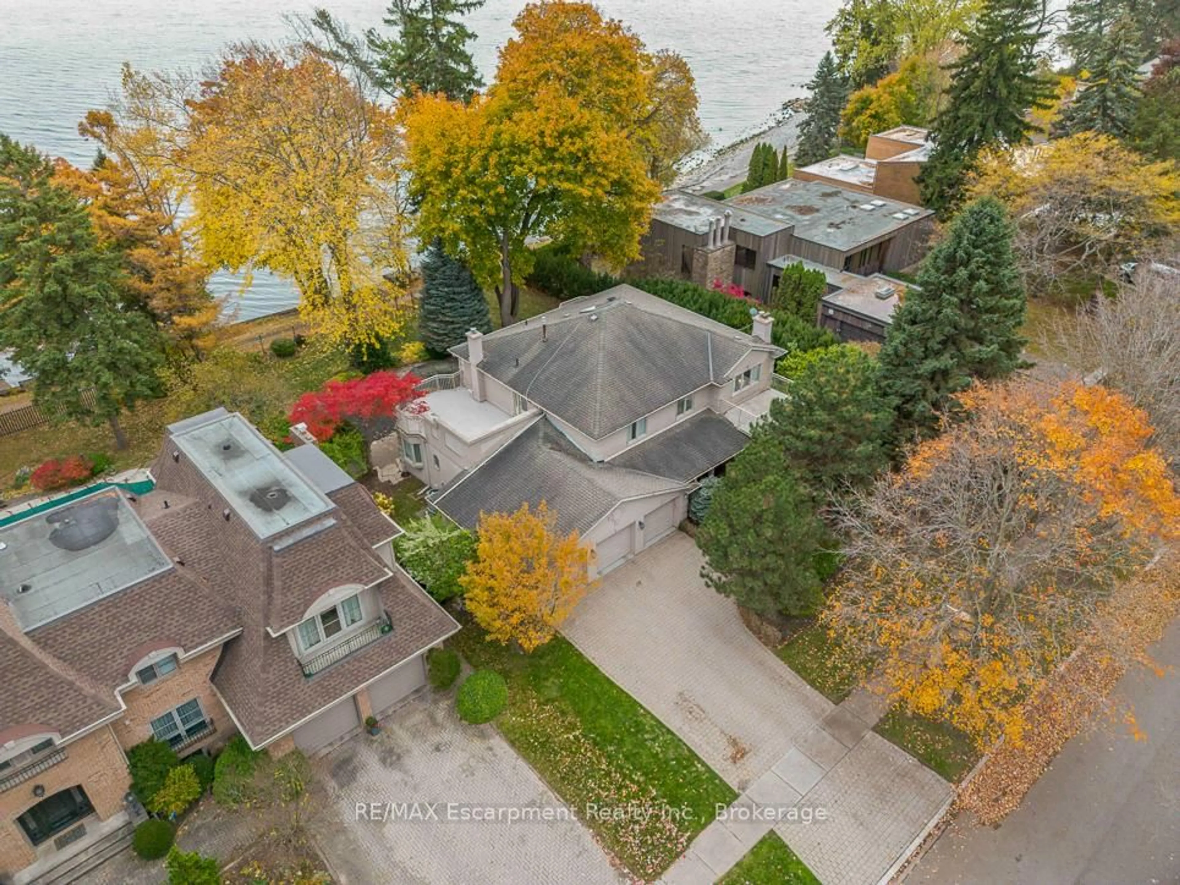 A pic from outside/outdoor area/front of a property/back of a property/a pic from drone, water/lake/river/ocean view for 2372 Carrington Pl, Oakville Ontario L6J 5P4