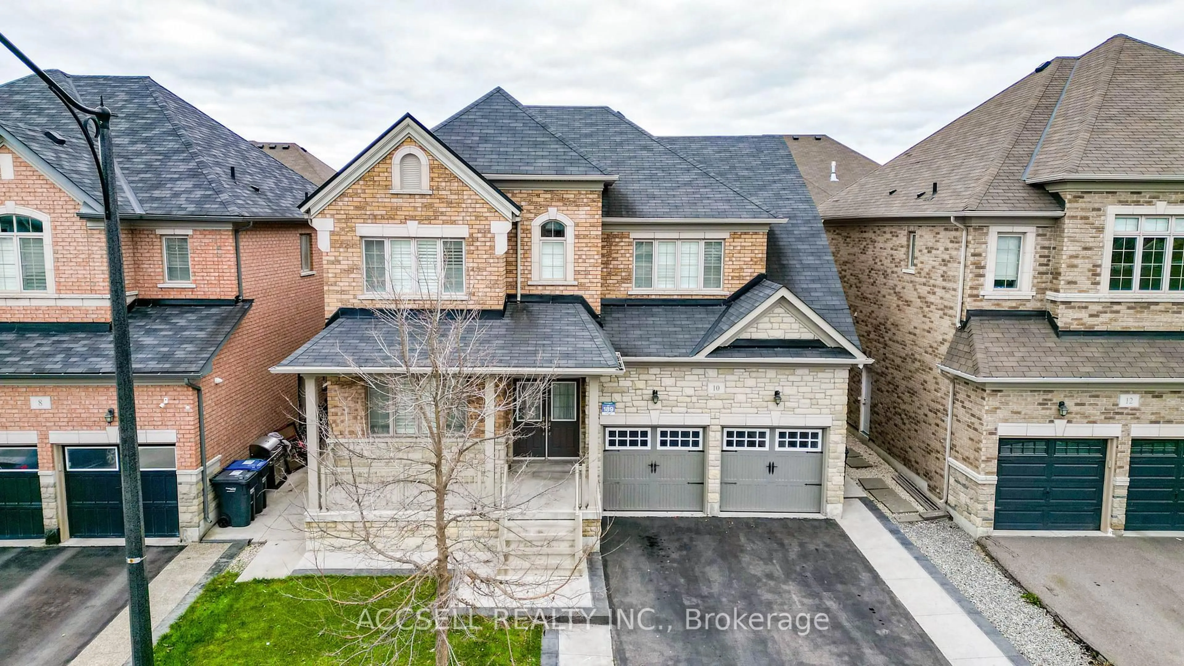 A pic from outside/outdoor area/front of a property/back of a property/a pic from drone, street for 10 Dopp Cres, Brampton Ontario L6P 4C8