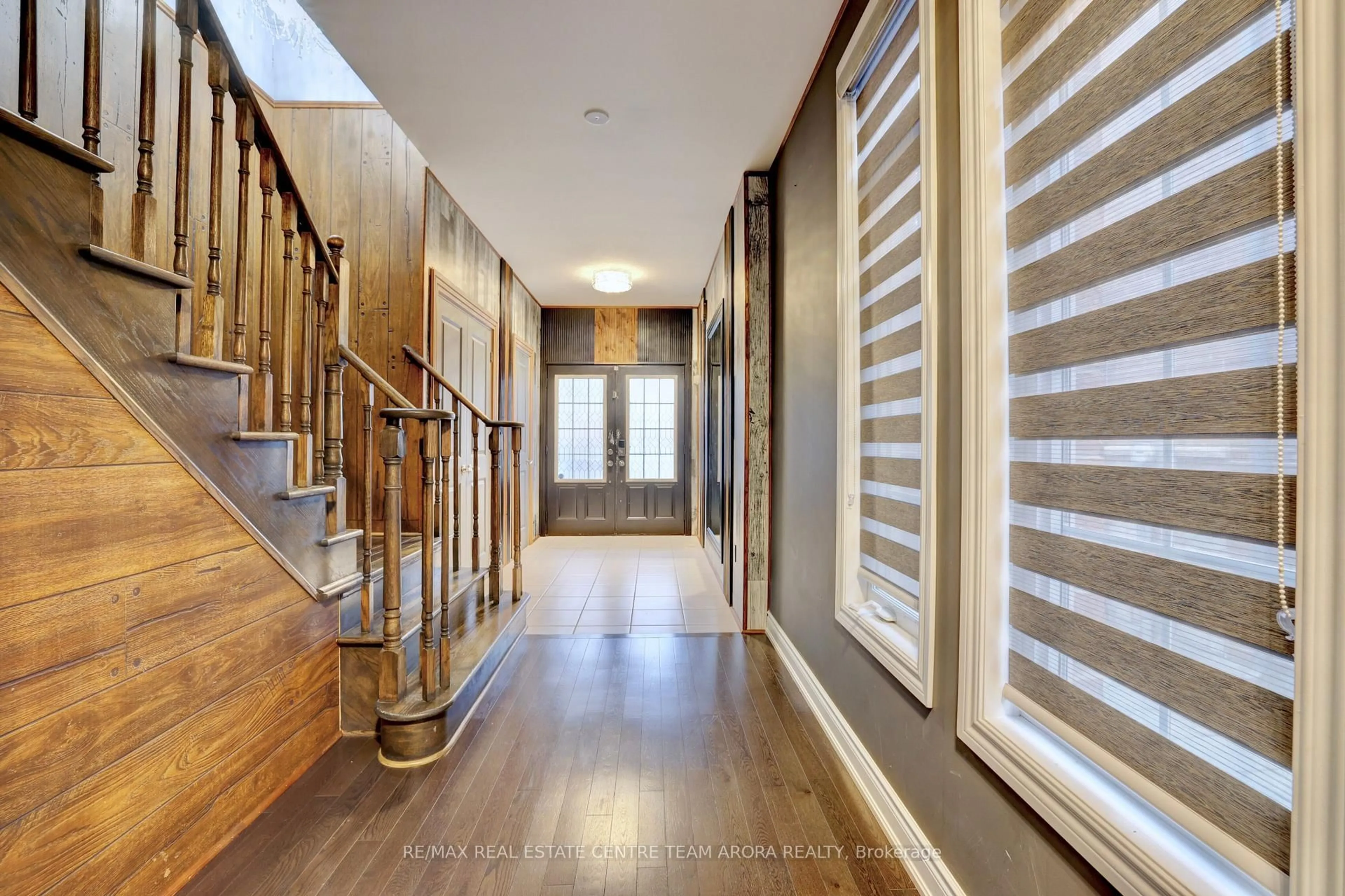 Indoor foyer for 42 OAKMORE Lane, Brampton Ontario L6Y 6H5