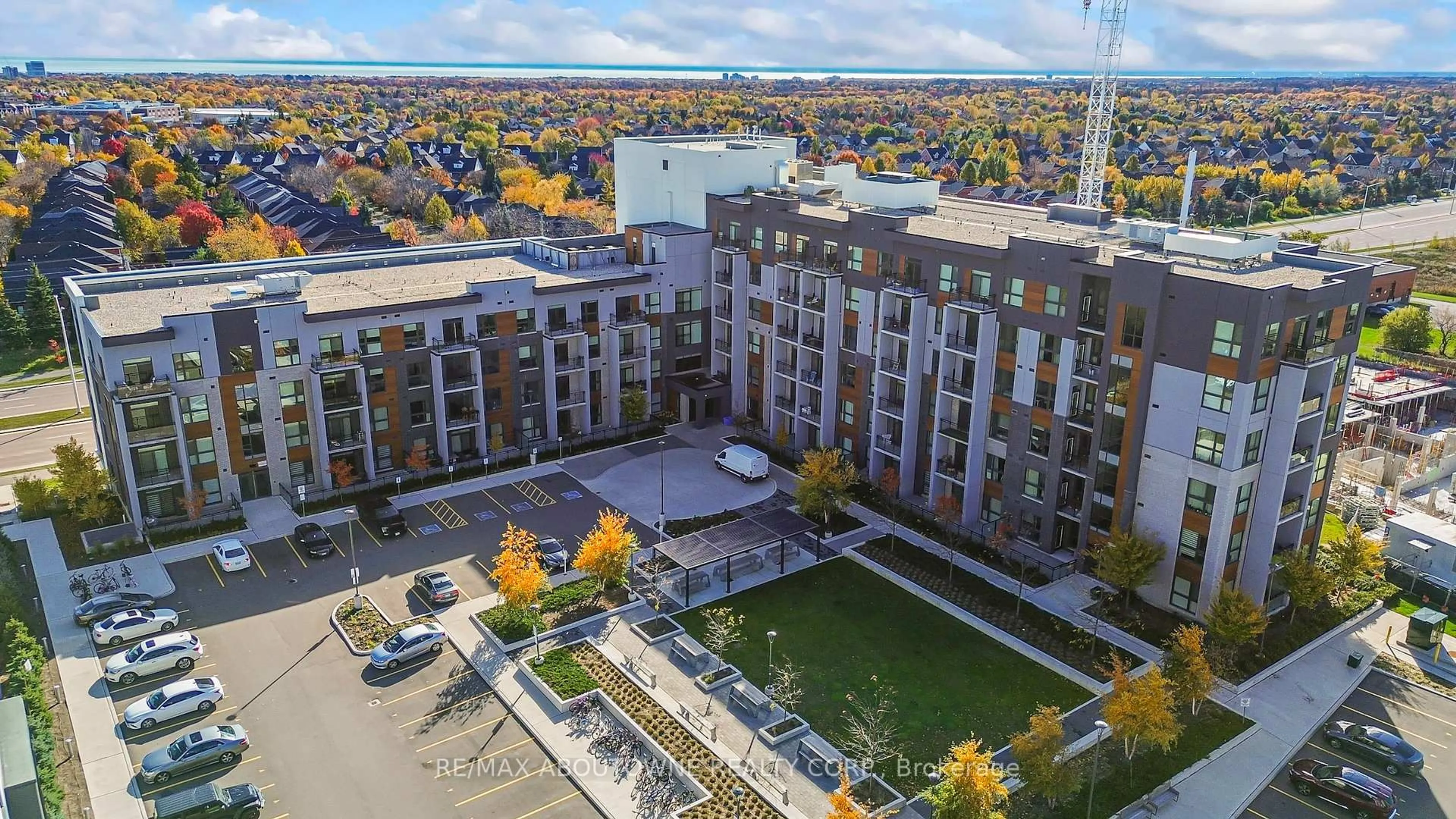 A pic from outside/outdoor area/front of a property/back of a property/a pic from drone, city buildings view from balcony for 95 Dundas St #004, Oakville Ontario L6M 5N4