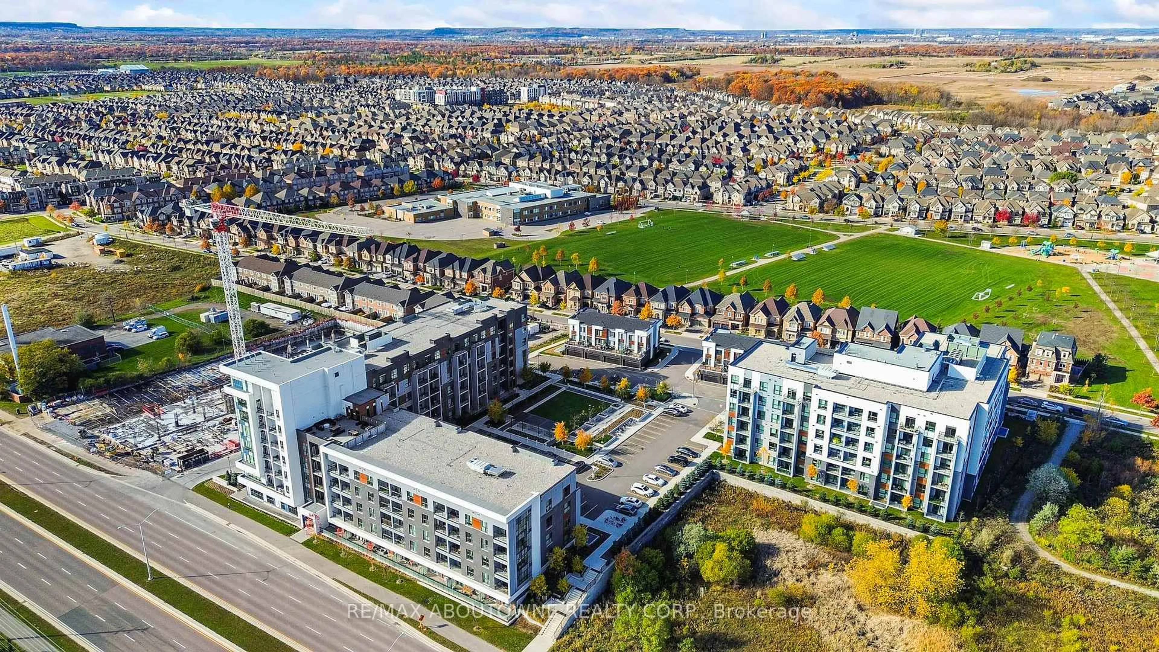 A pic from outside/outdoor area/front of a property/back of a property/a pic from drone, city buildings view from balcony for 95 Dundas St #004, Oakville Ontario L6M 5N4