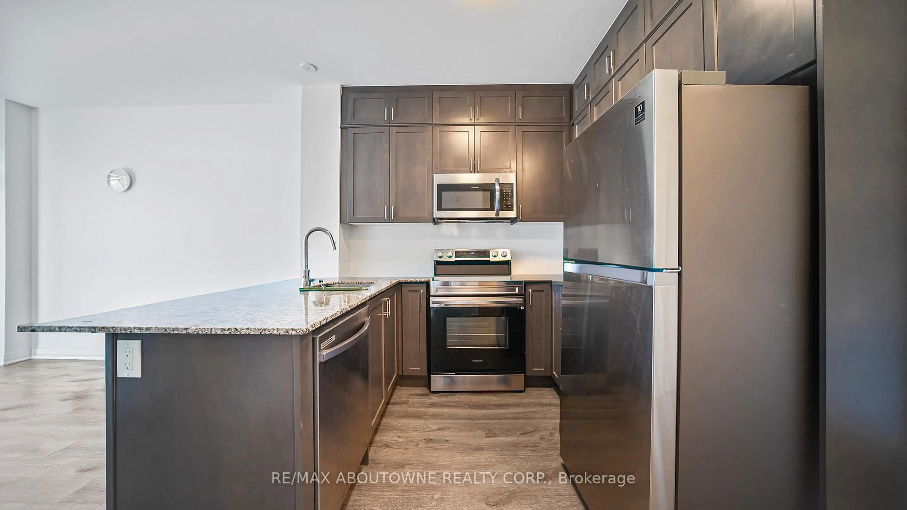 Standard kitchen, unknown for 95 Dundas St #004, Oakville Ontario L6M 5N4