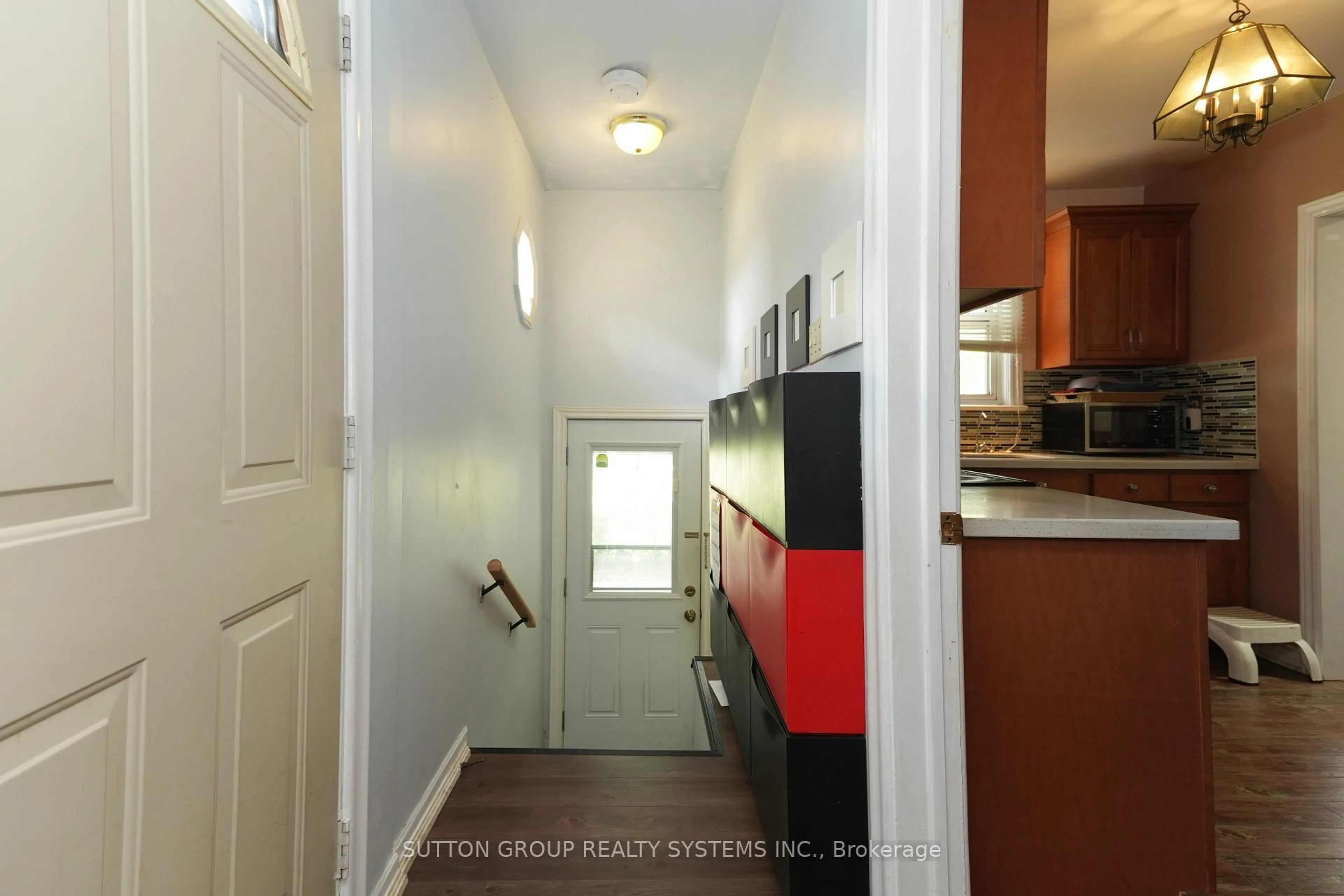 Indoor entryway for 30 Silvercrest Ave, Toronto Ontario M8W 2S4