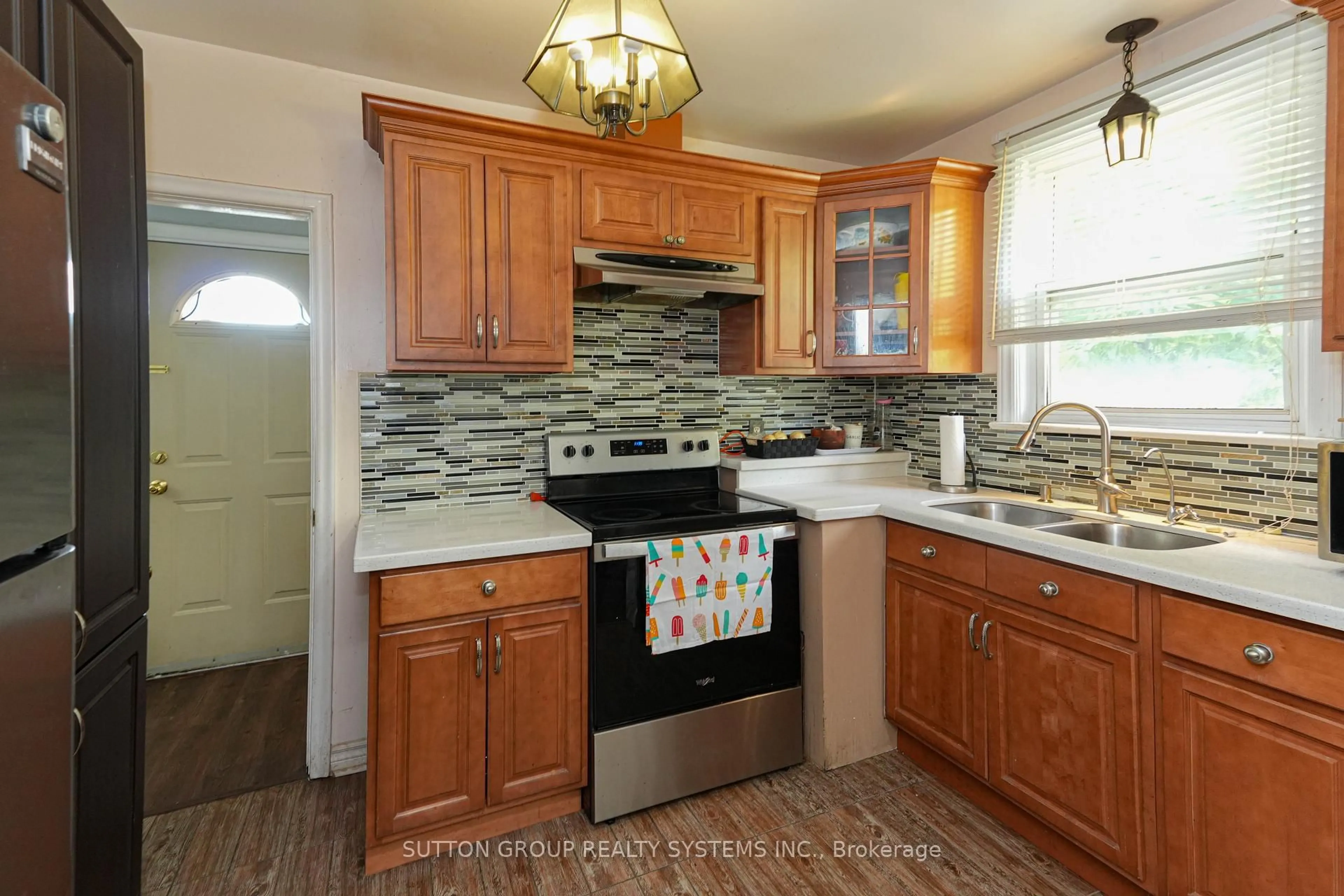 Standard kitchen, ceramic/tile floor for 30 Silvercrest Ave, Toronto Ontario M8W 2S4