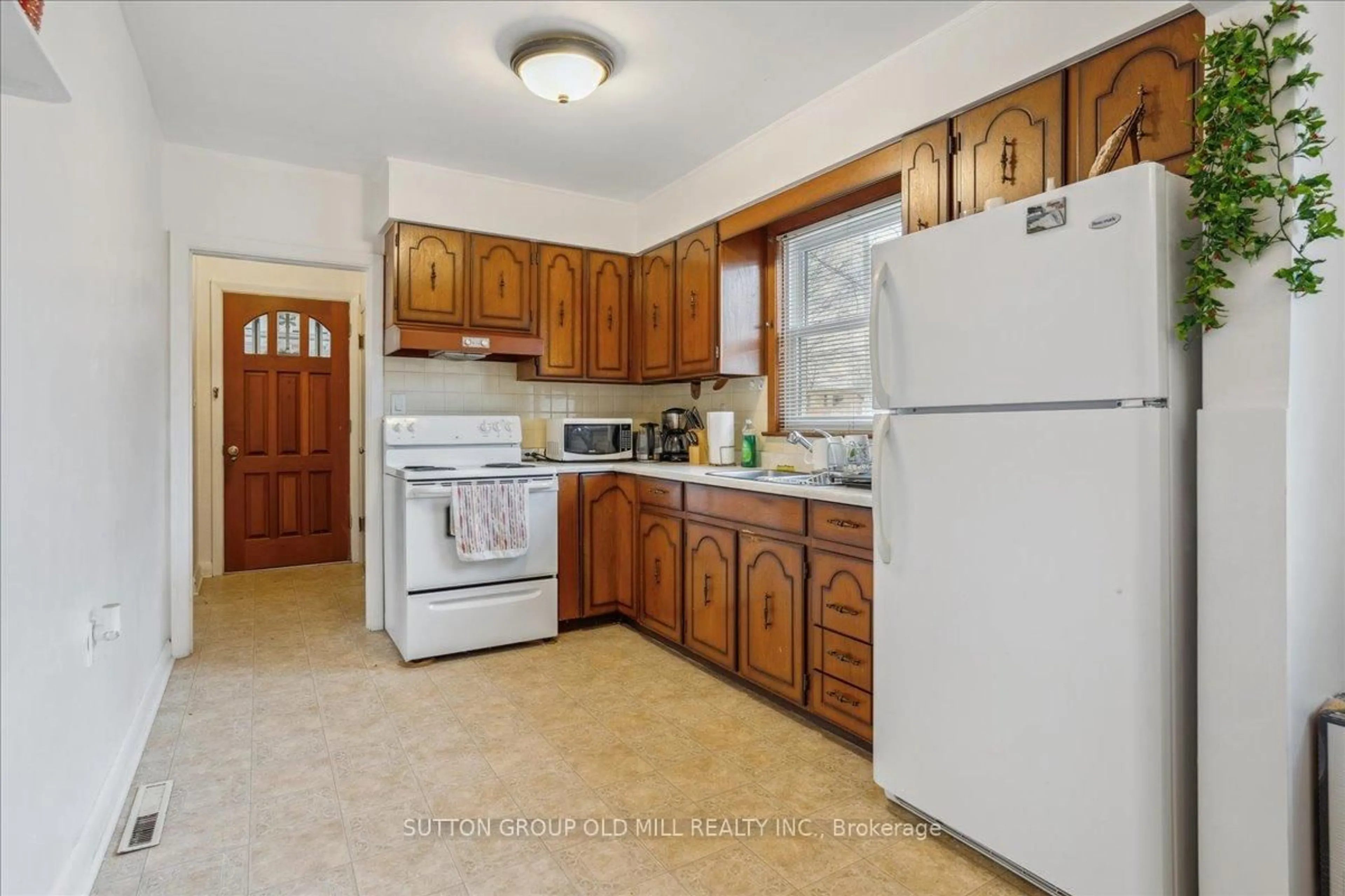 Standard kitchen, ceramic/tile floor for 308 Mineola Rd, Mississauga Ontario L5G 2G5
