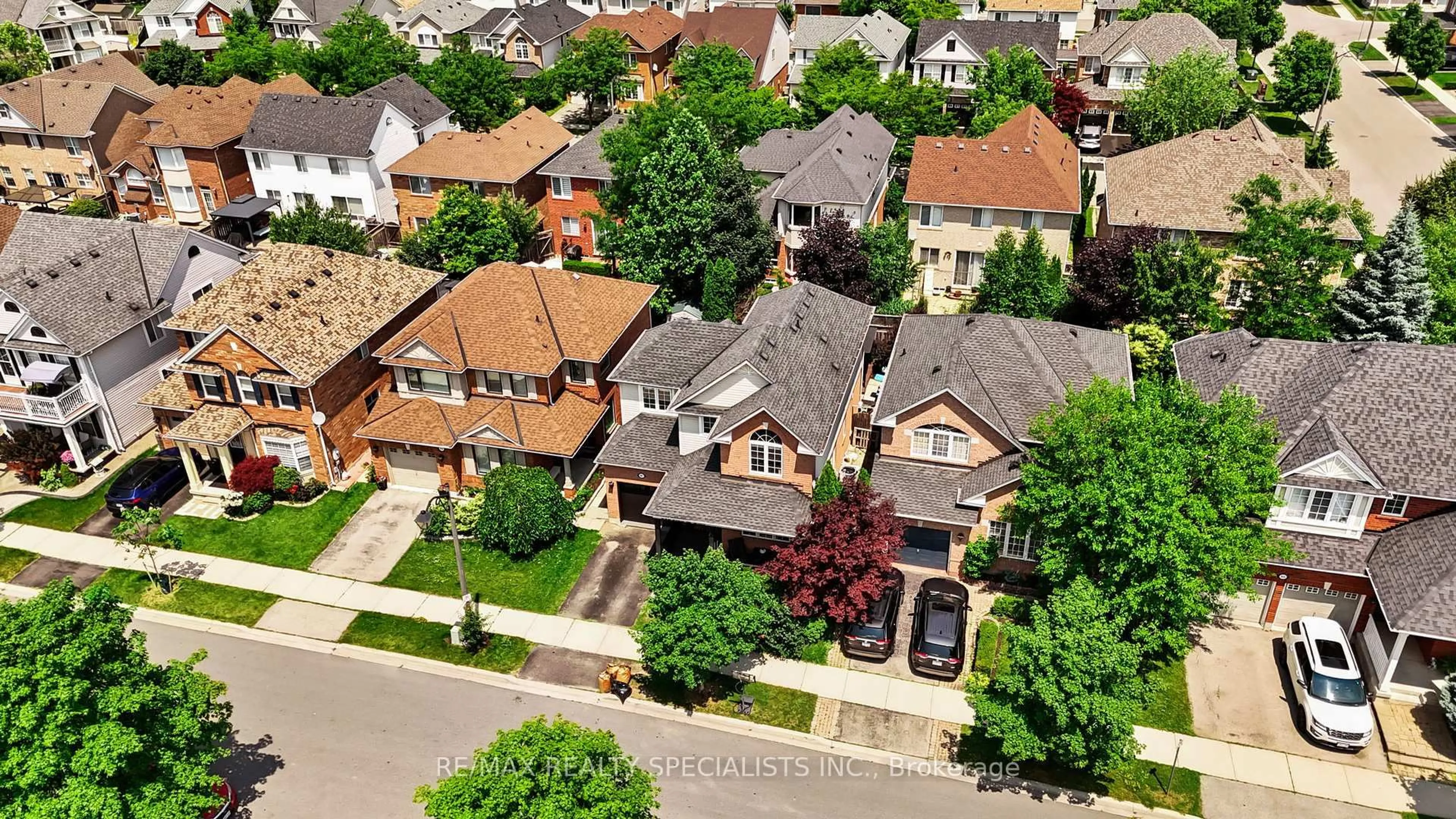 A pic from outside/outdoor area/front of a property/back of a property/a pic from drone, street for 923 McNeil Dr, Milton Ontario L9T 6M7