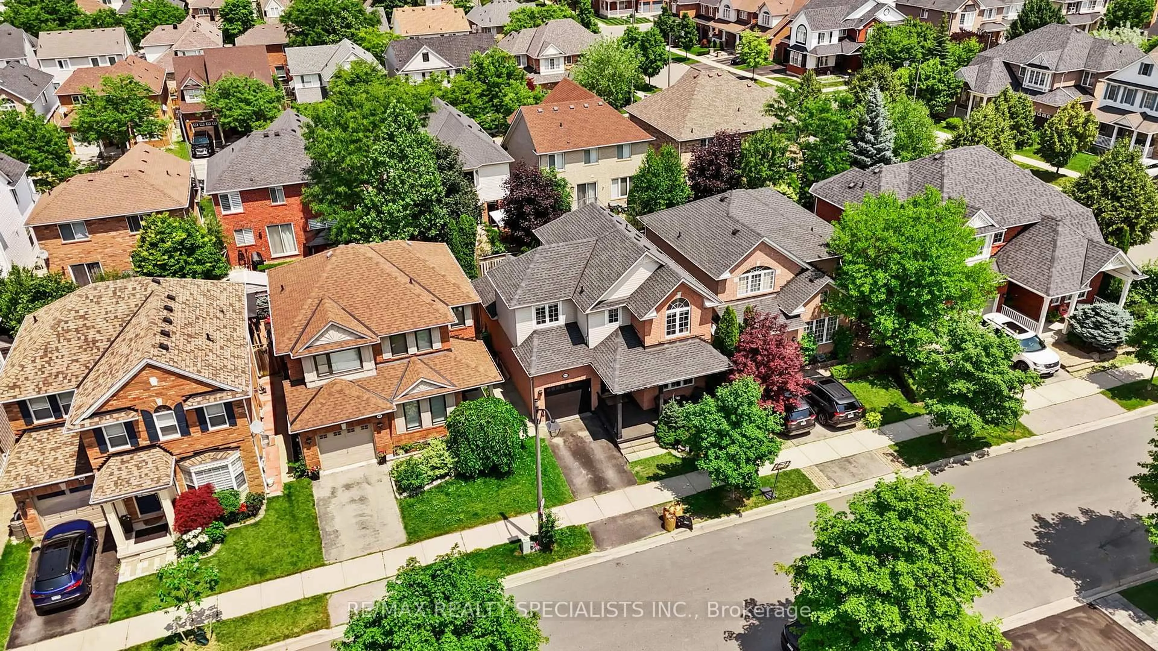 A pic from outside/outdoor area/front of a property/back of a property/a pic from drone, street for 923 McNeil Dr, Milton Ontario L9T 6M7