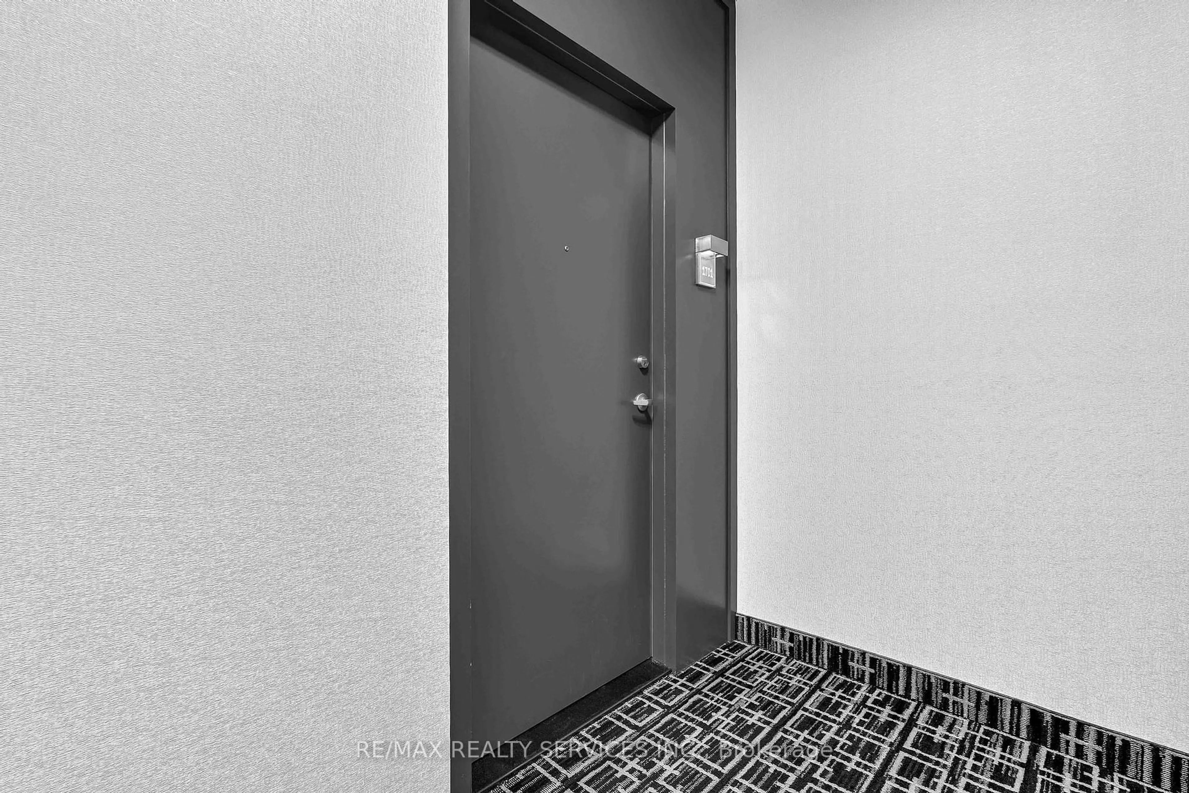 Indoor entryway for 223 Webb Dr #1701, Mississauga Ontario L5B 0E8