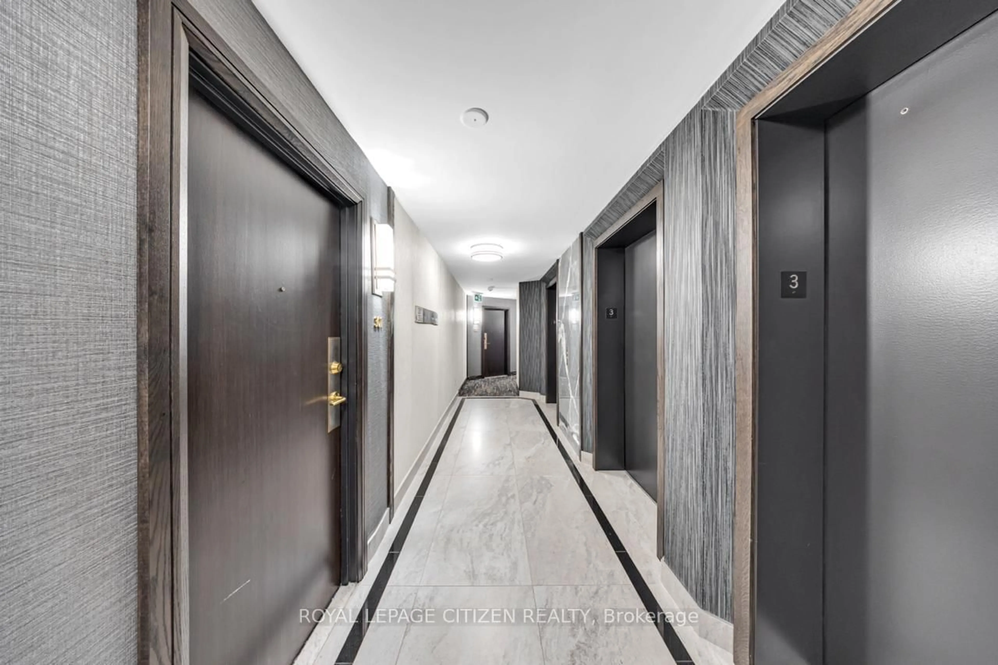 Indoor foyer for 4205 Shipp Dr #301, Mississauga Ontario L4Z 2Y9