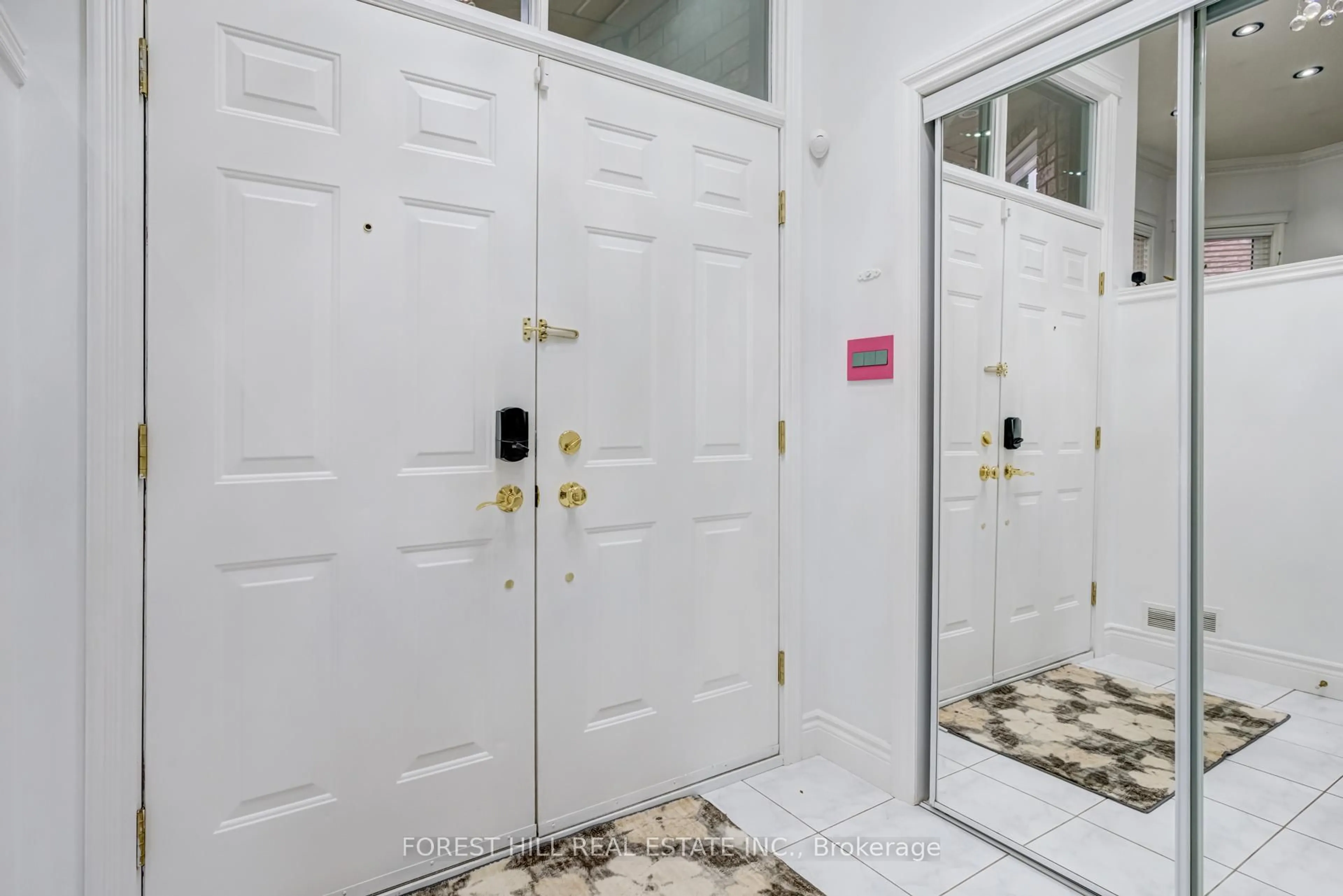 Indoor entryway for 5309 Mcfarren Blvd, Mississauga Ontario L5M 6C2