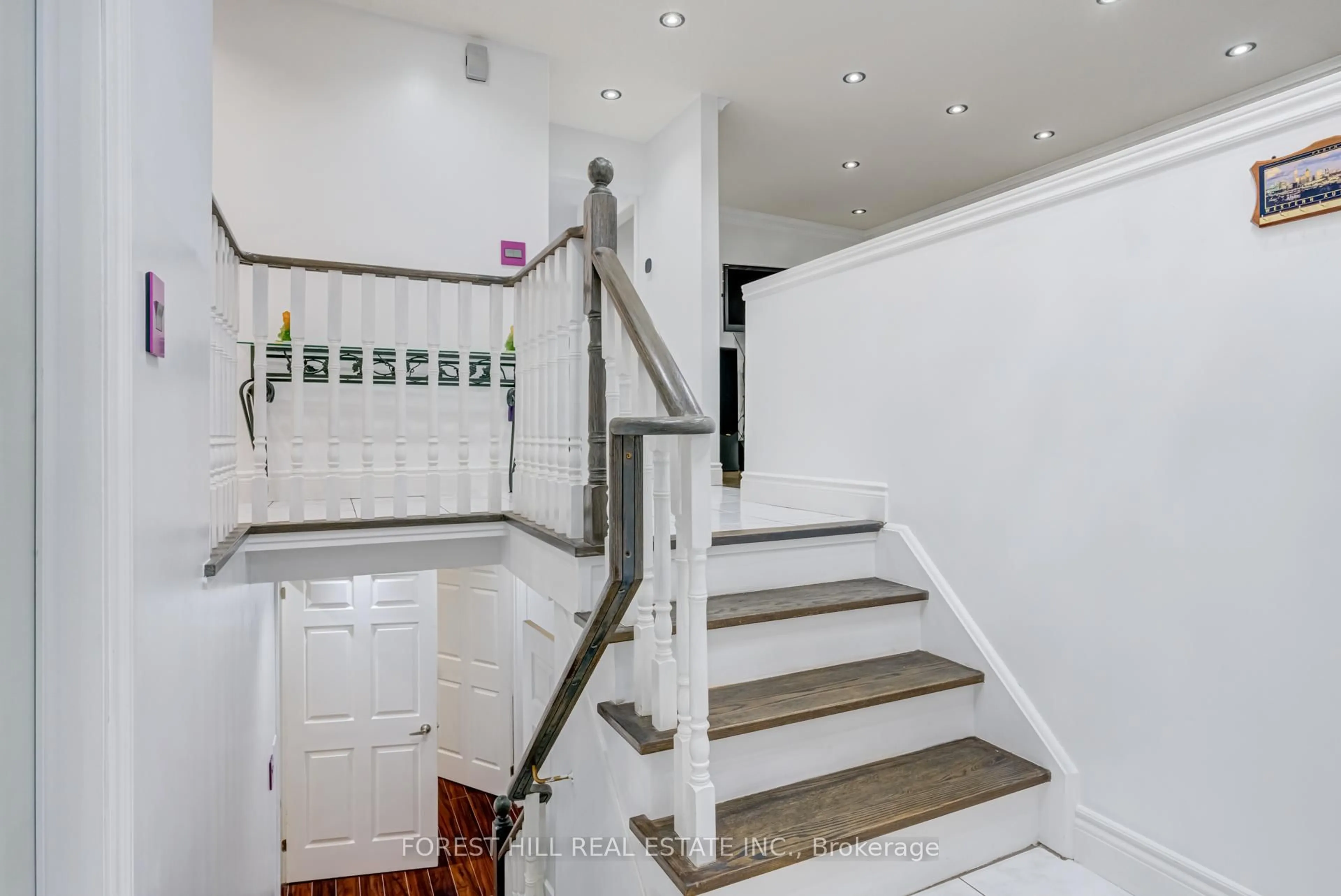 Unknown for 5309 Mcfarren Blvd, Mississauga Ontario L5M 6C2