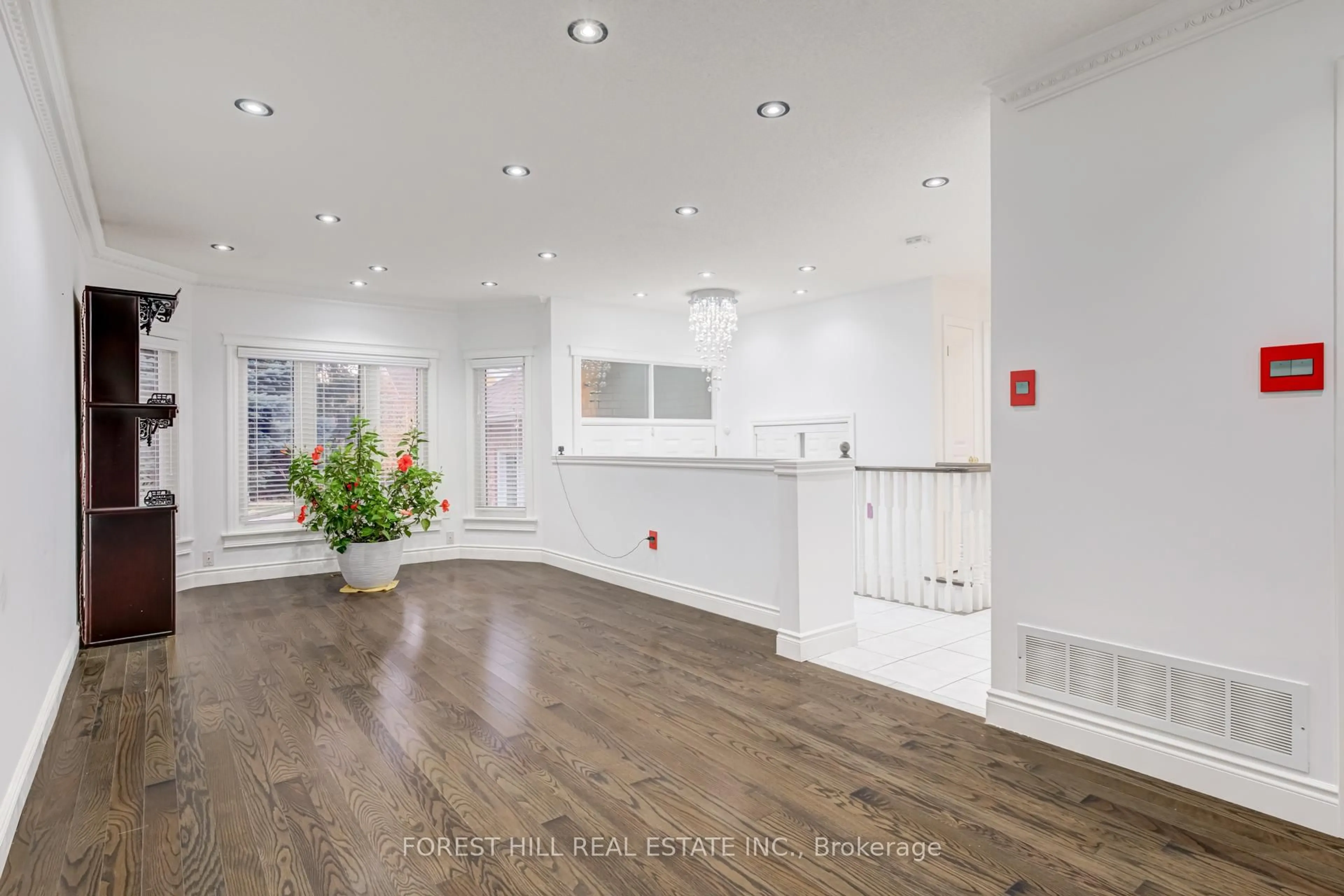 Indoor foyer for 5309 Mcfarren Blvd, Mississauga Ontario L5M 6C2