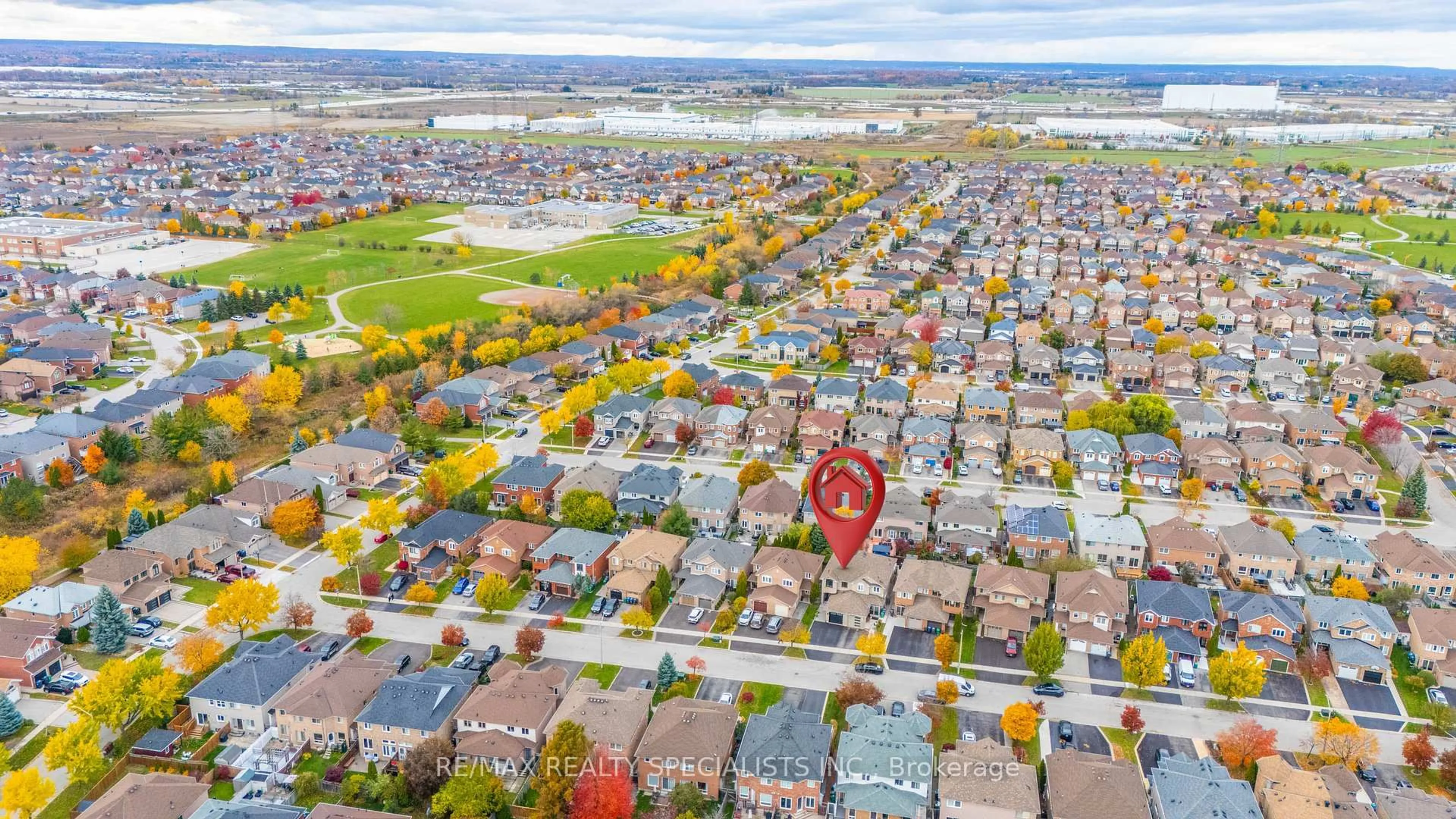 A pic from outside/outdoor area/front of a property/back of a property/a pic from drone, street for 3405 Spirea Terr, Mississauga Ontario L5M 5S5