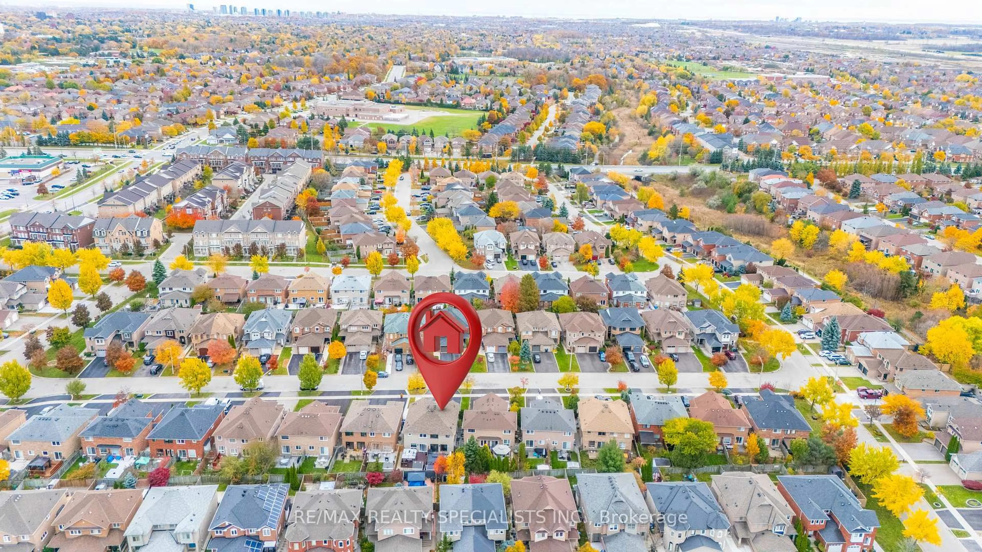 A pic from outside/outdoor area/front of a property/back of a property/a pic from drone, city buildings view from balcony for 3405 Spirea Terr, Mississauga Ontario L5M 5S5