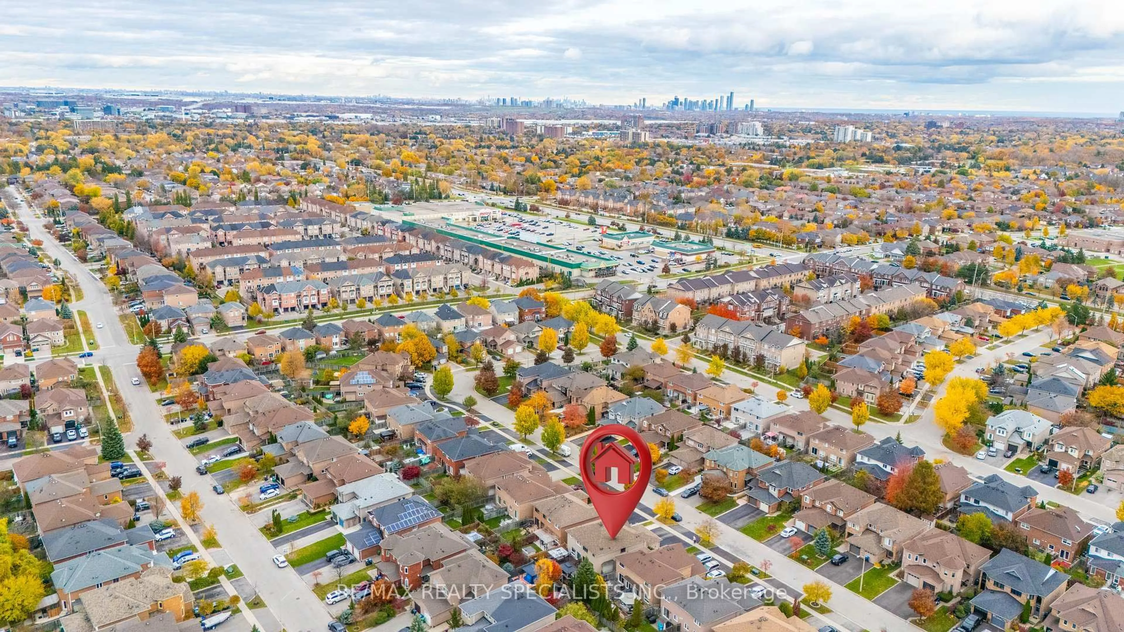 A pic from outside/outdoor area/front of a property/back of a property/a pic from drone, street for 3405 Spirea Terr, Mississauga Ontario L5M 5S5